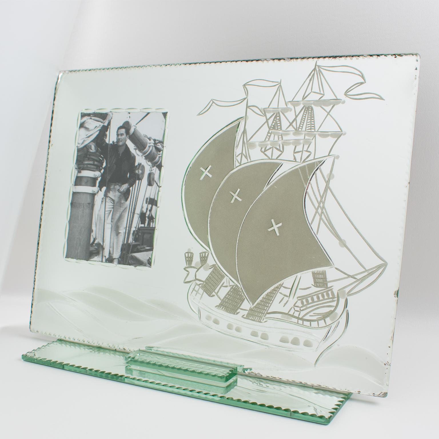 Marco de fotos de cristal espejado con velero grabado, años 40 en venta 2