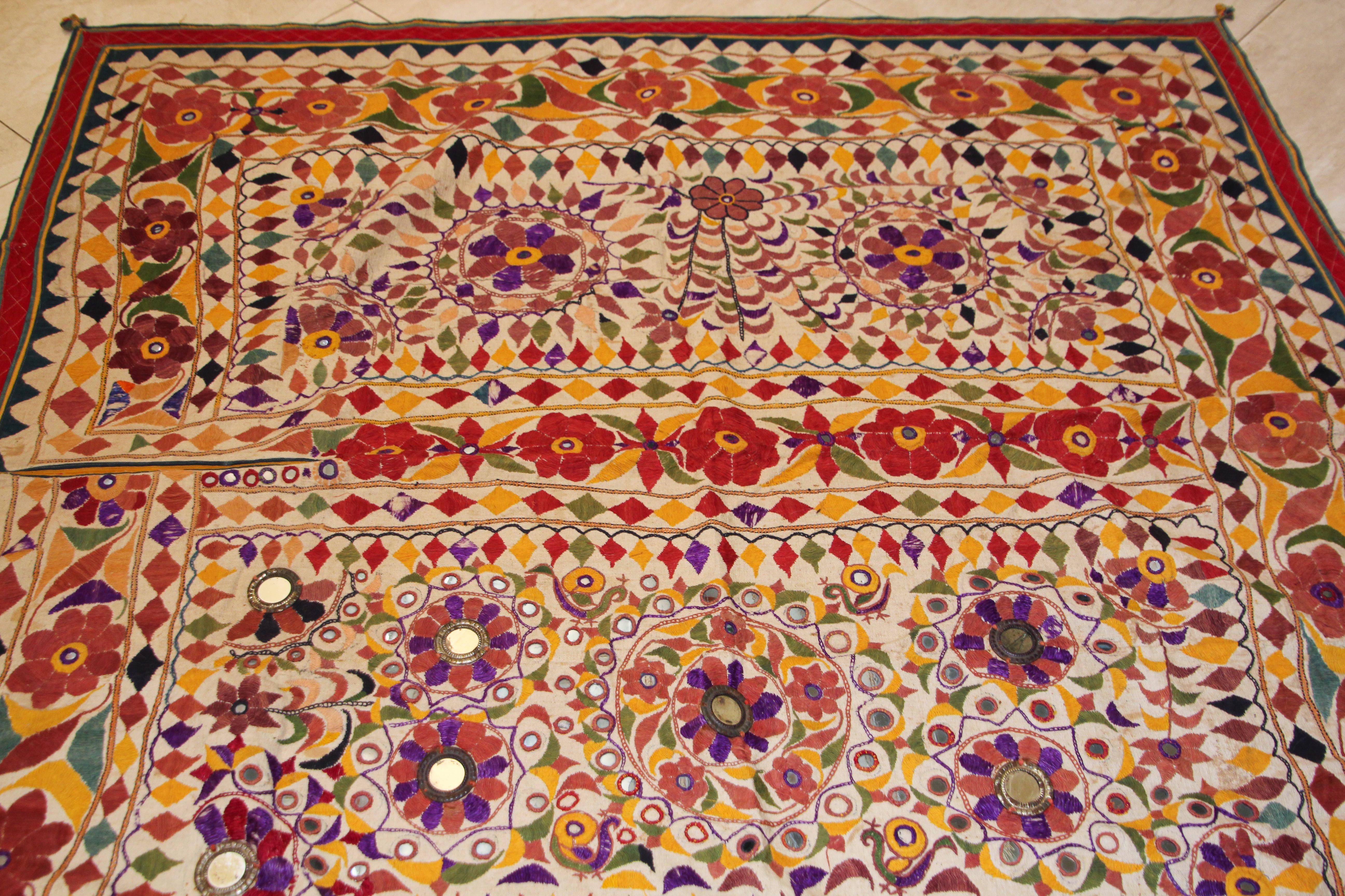 Grand panneau brodé ancien avec motif floral d'Inde en vente 1