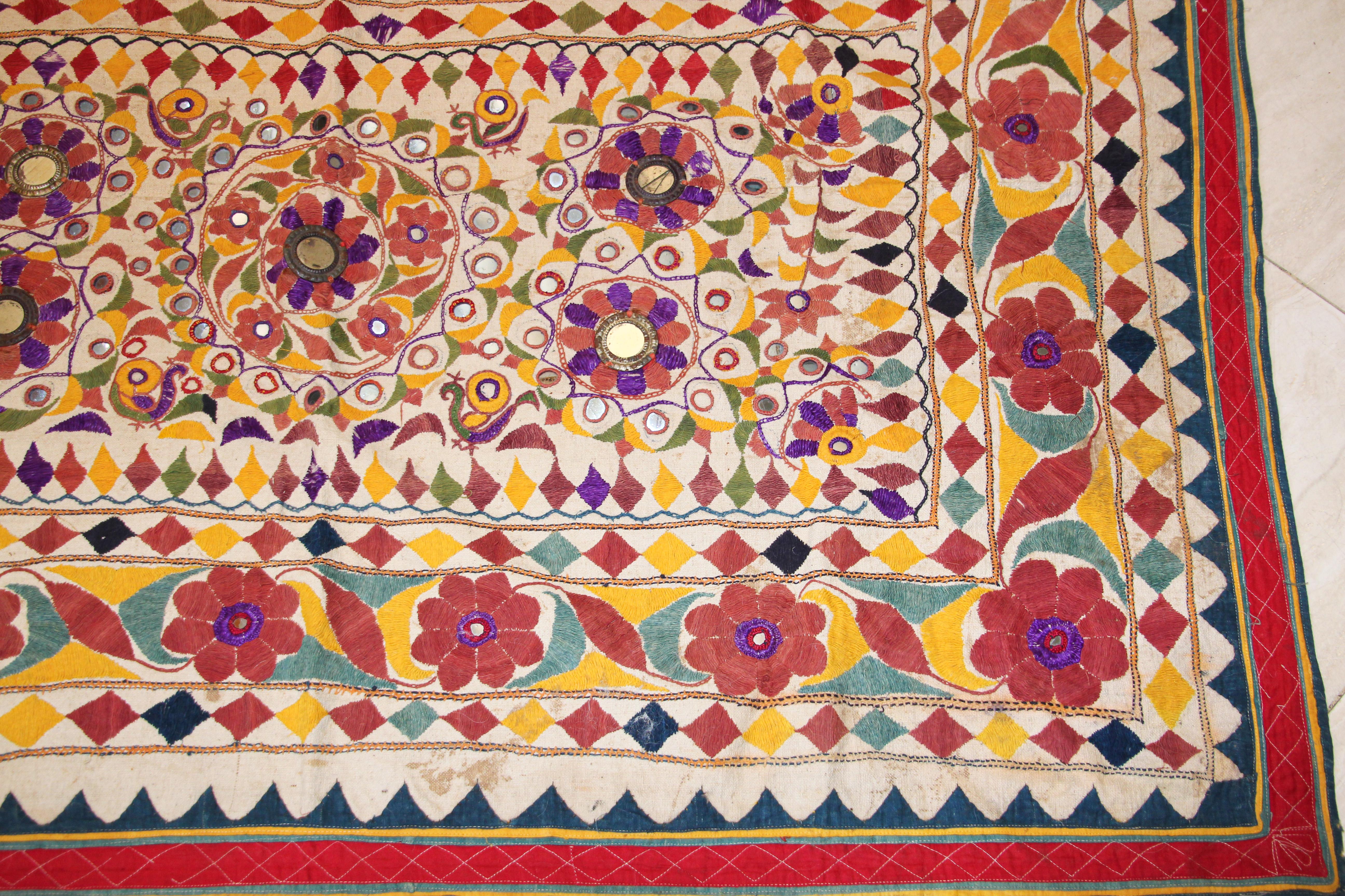 Grand panneau brodé ancien avec motif floral d'Inde en vente 2