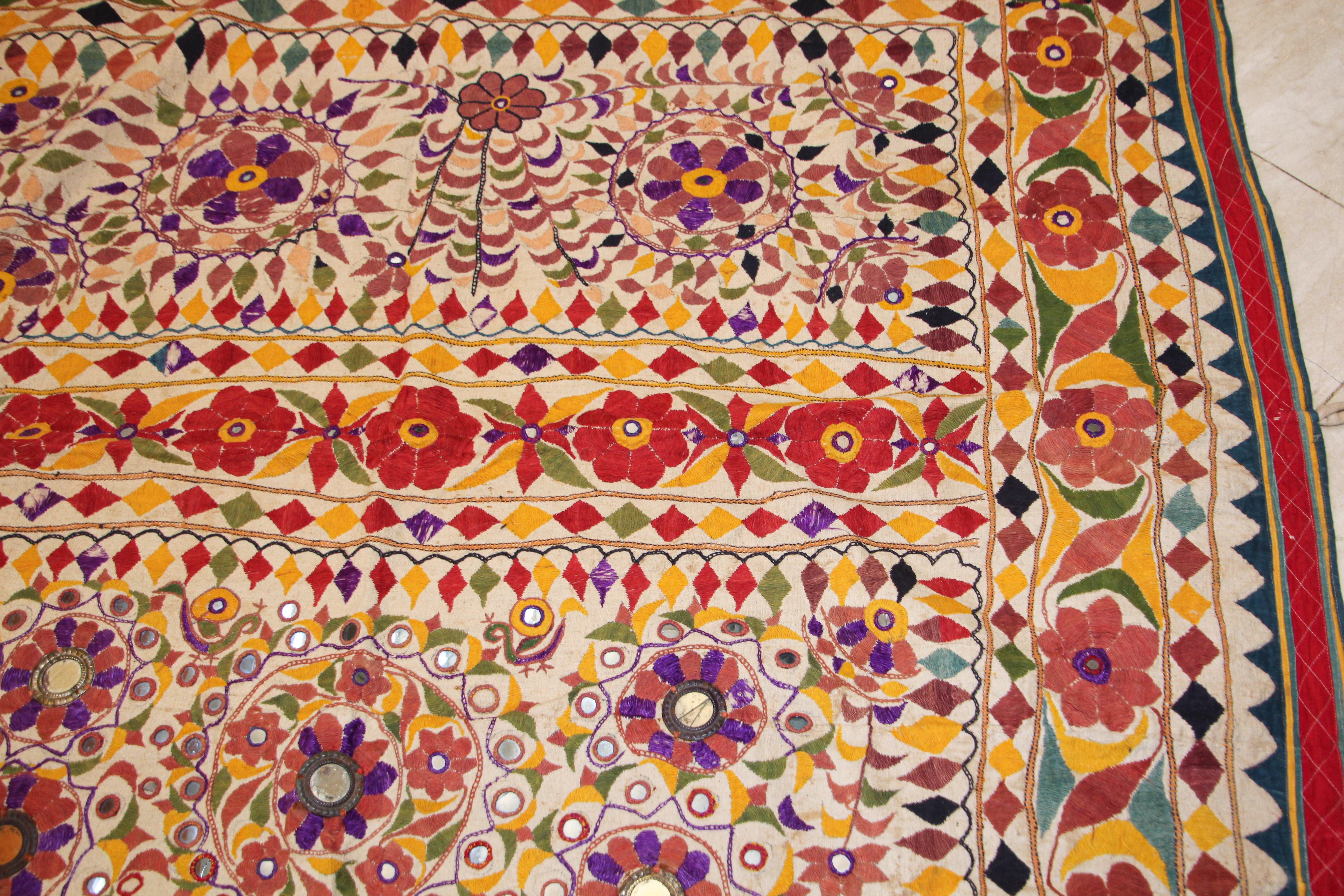 Grand panneau brodé ancien avec motif floral d'Inde en vente 3