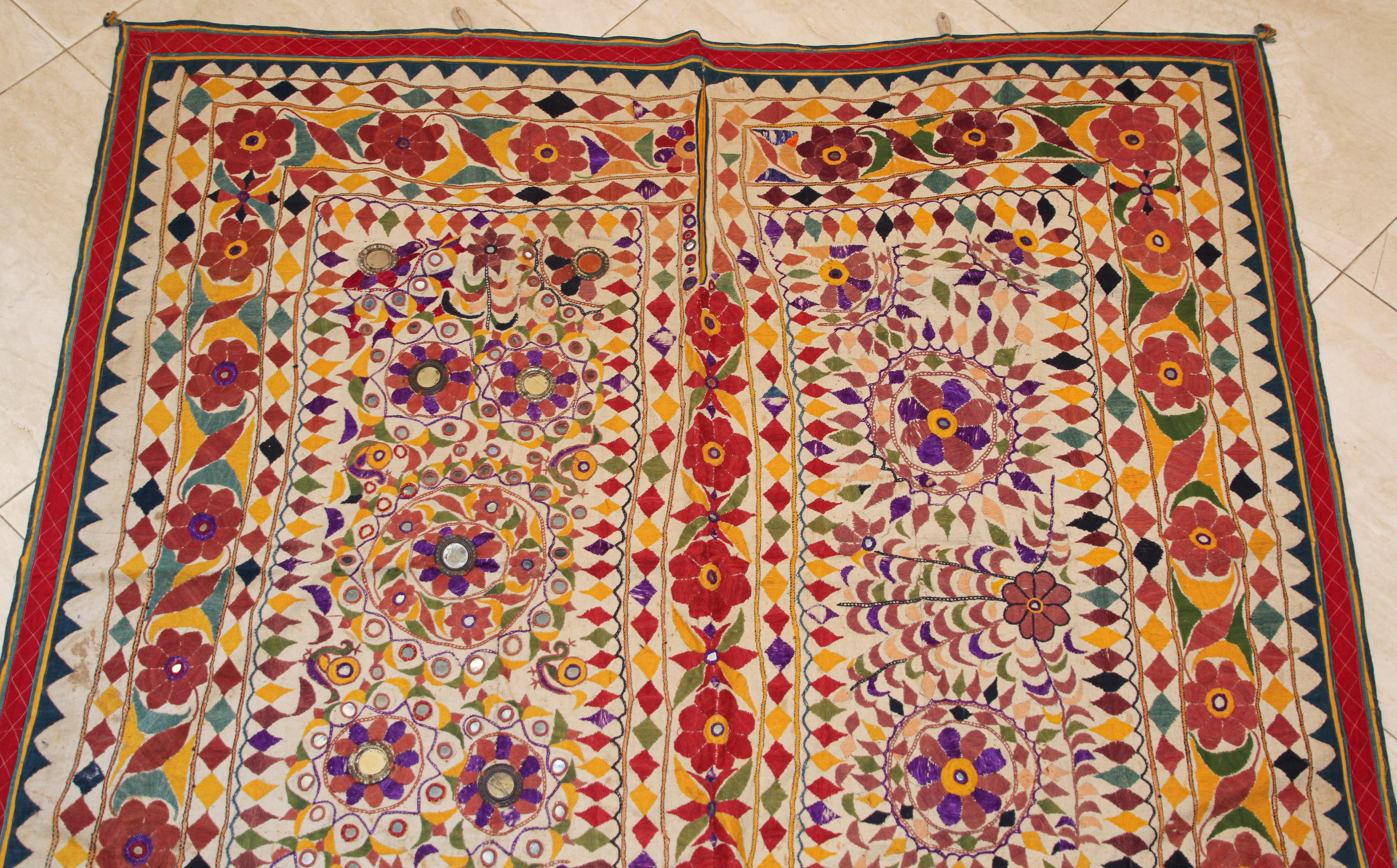 Grand panneau brodé ancien avec motif floral d'Inde en vente 5