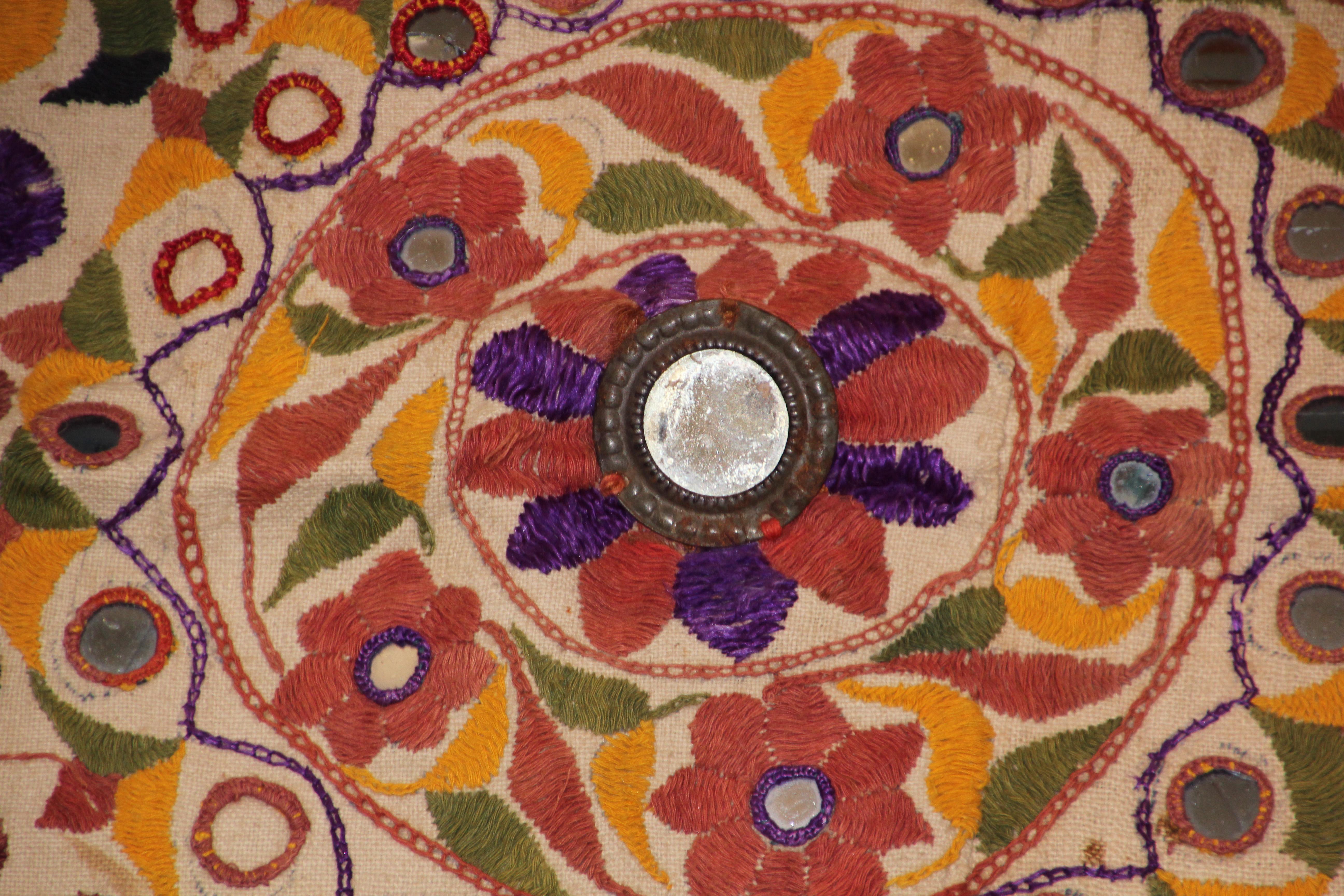 Große antike bestickte Tafel mit Blumenmuster aus Indien im Angebot 6