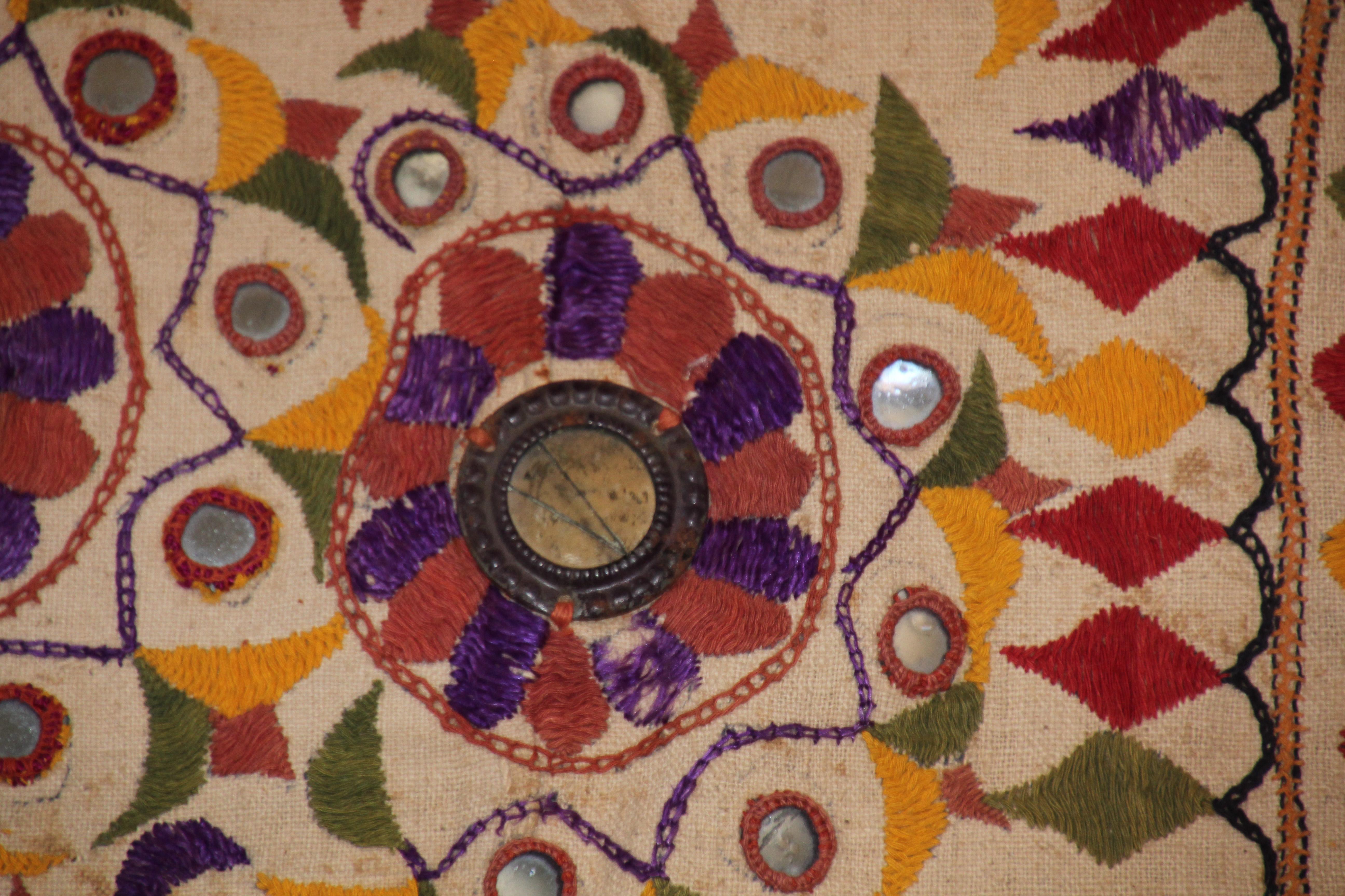 Große antike bestickte Tafel mit Blumenmuster aus Indien im Angebot 7