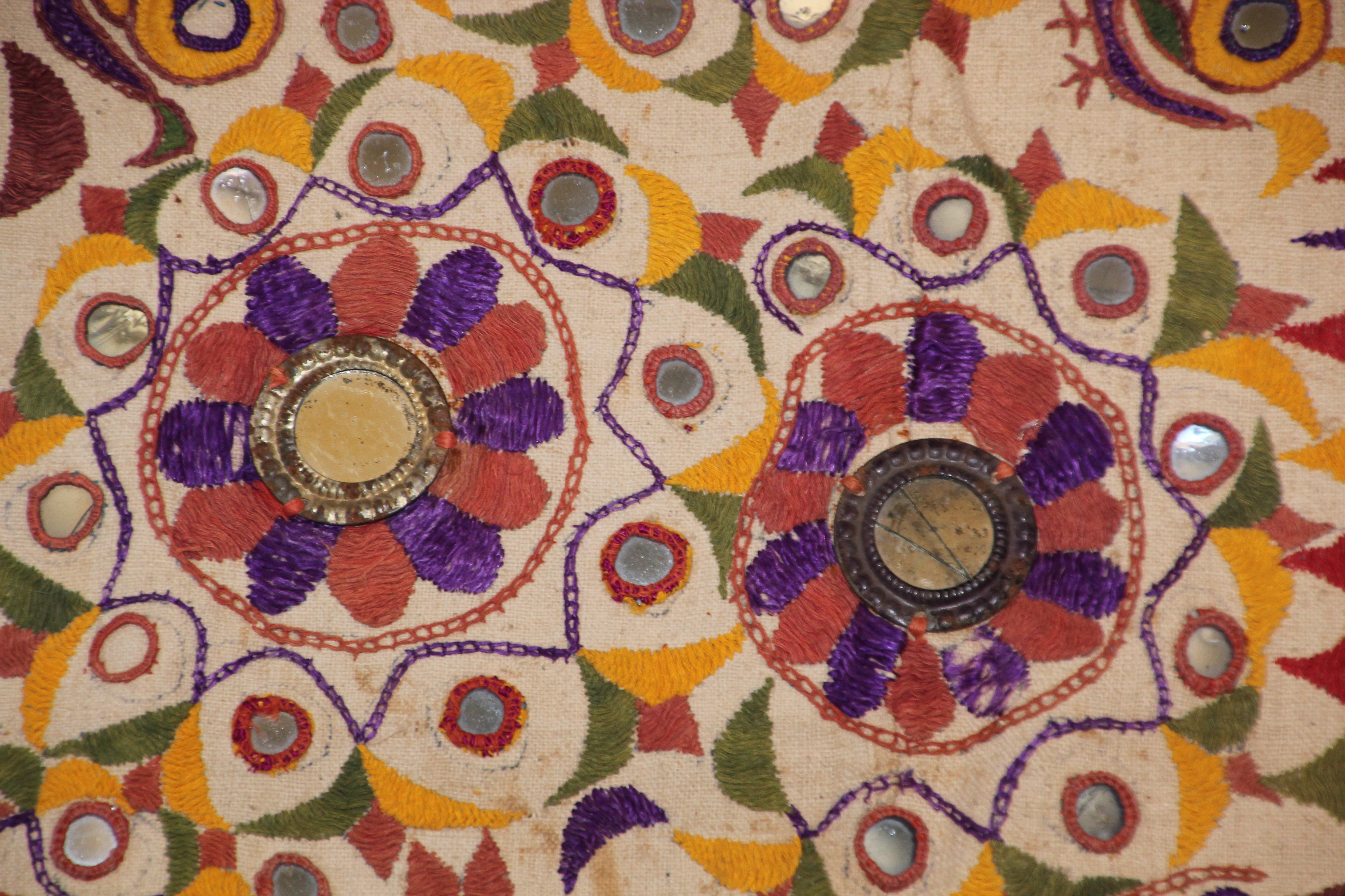 Grand panneau brodé ancien avec motif floral d'Inde en vente 8