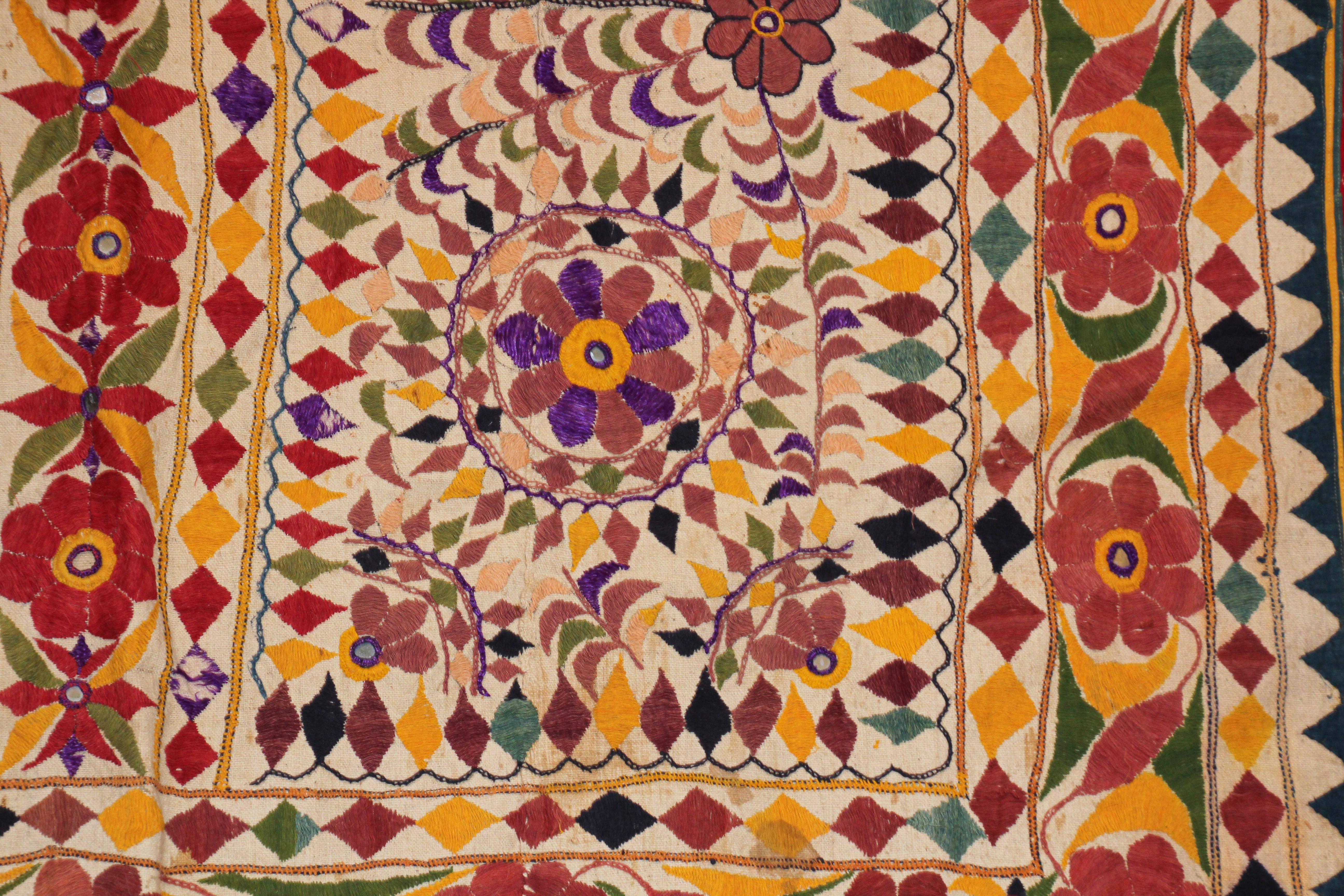Grand panneau brodé ancien avec motif floral d'Inde en vente 10