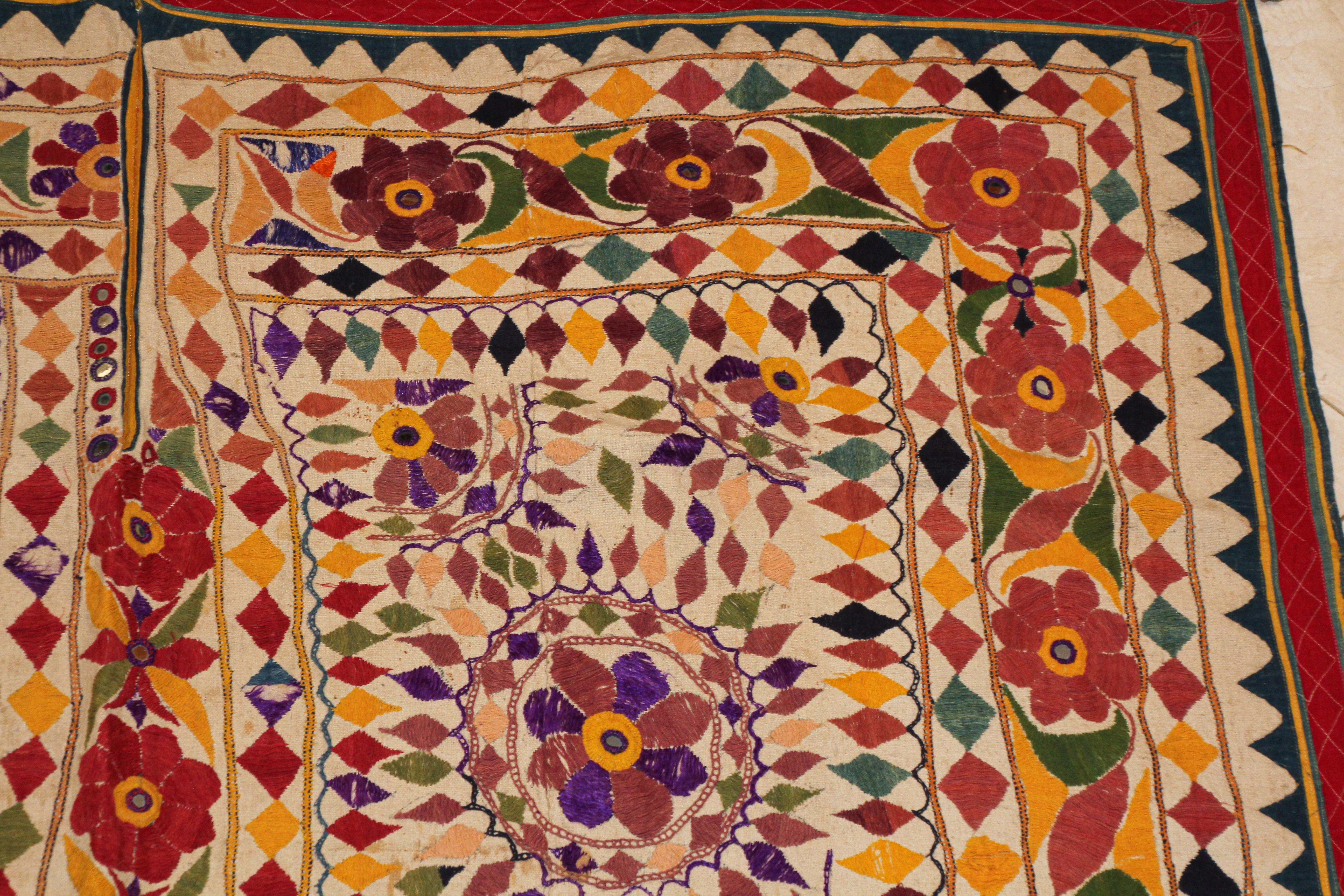 Grand panneau brodé ancien avec motif floral d'Inde en vente 11