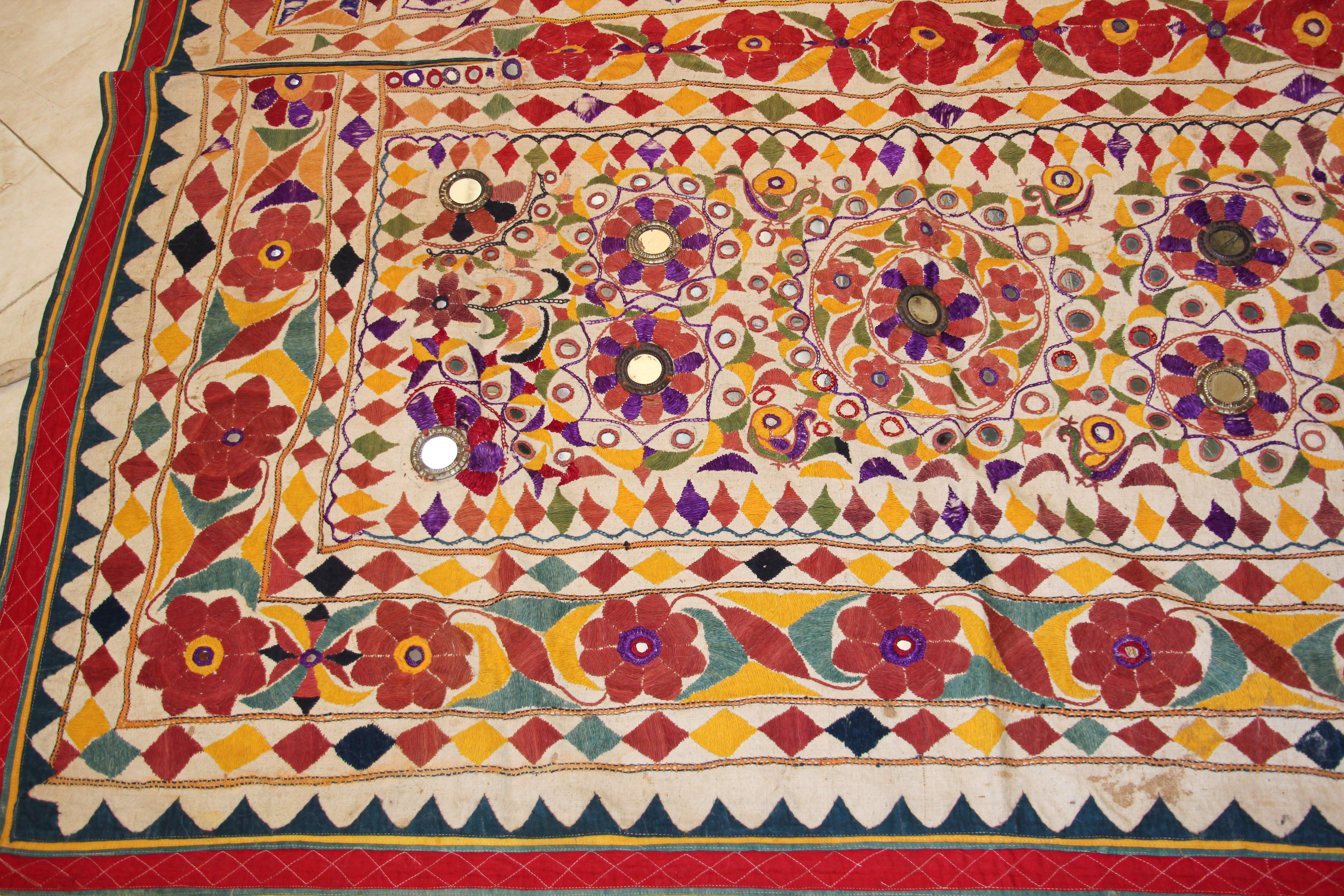 Lin Grand panneau brodé ancien avec motif floral d'Inde en vente