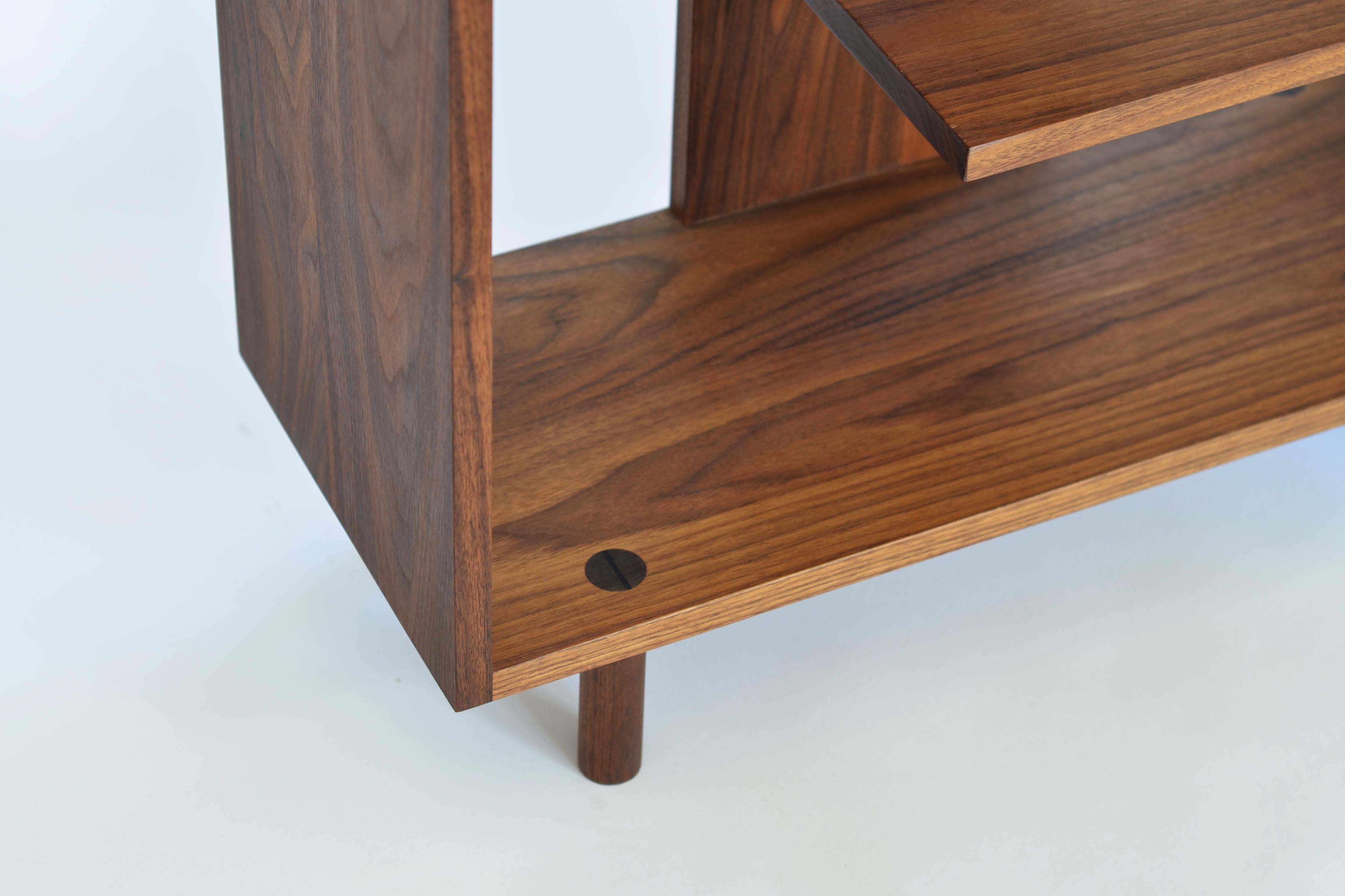 Verspiegeltes Paar zeitgenössische Regale „Paso“ aus Nussbaumholz von Casey Lurie (Holz) im Angebot
