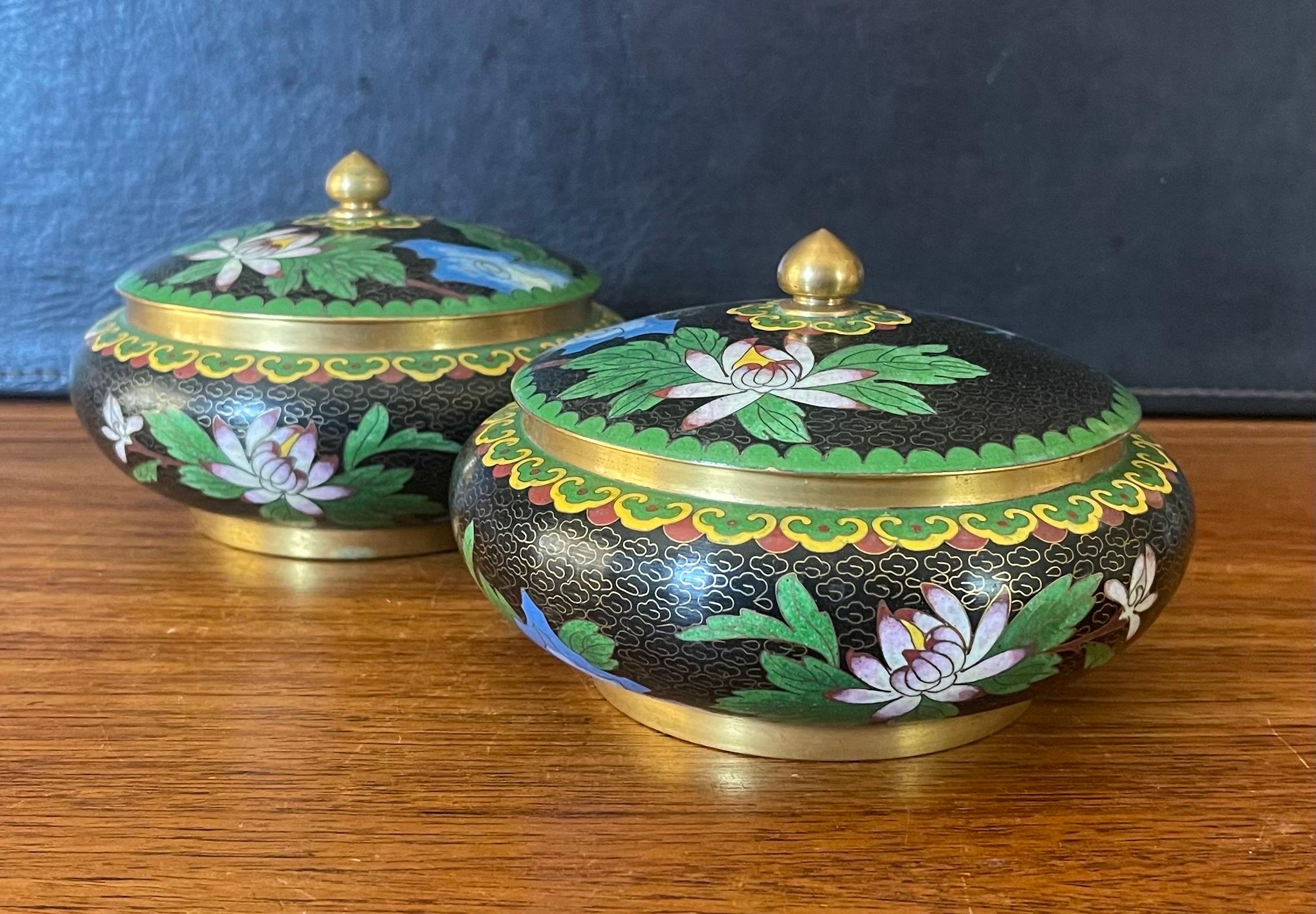 Cloissoné Mirrored Pair of Chinese Cloisonne Lidded Bowls with Floral Motif For Sale