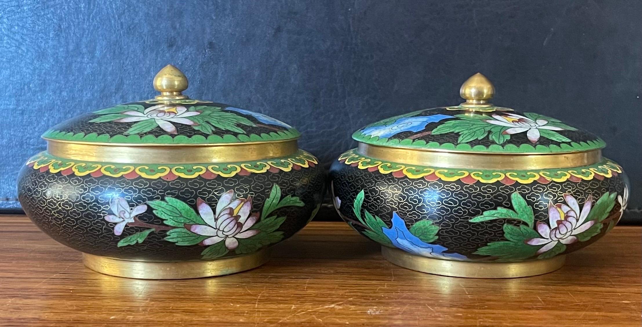Mirrored Pair of Chinese Cloisonne Lidded Bowls with Floral Motif In Good Condition For Sale In San Diego, CA