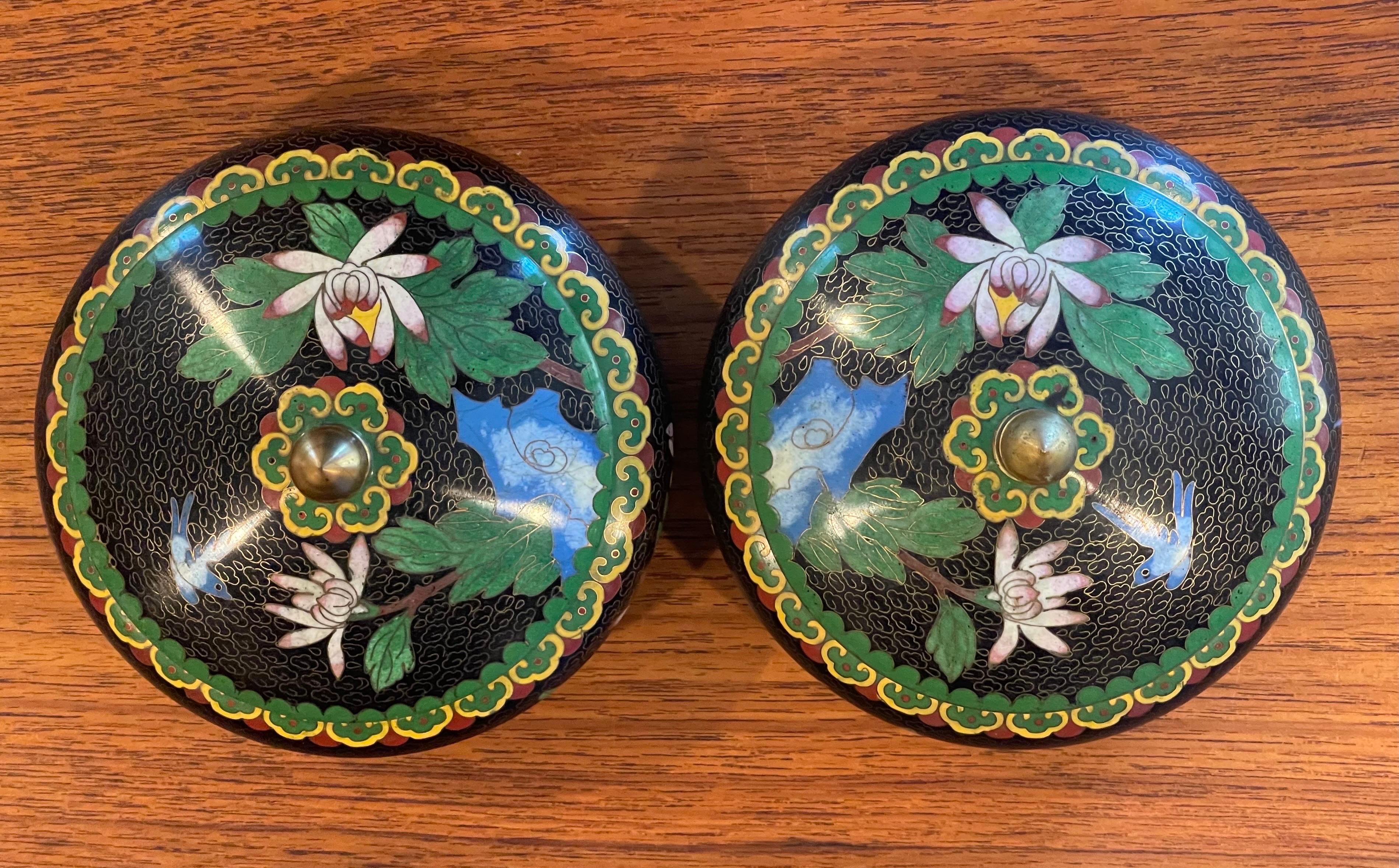 Mirrored Pair of Chinese Cloisonne Lidded Bowls with Floral Motif For Sale 3