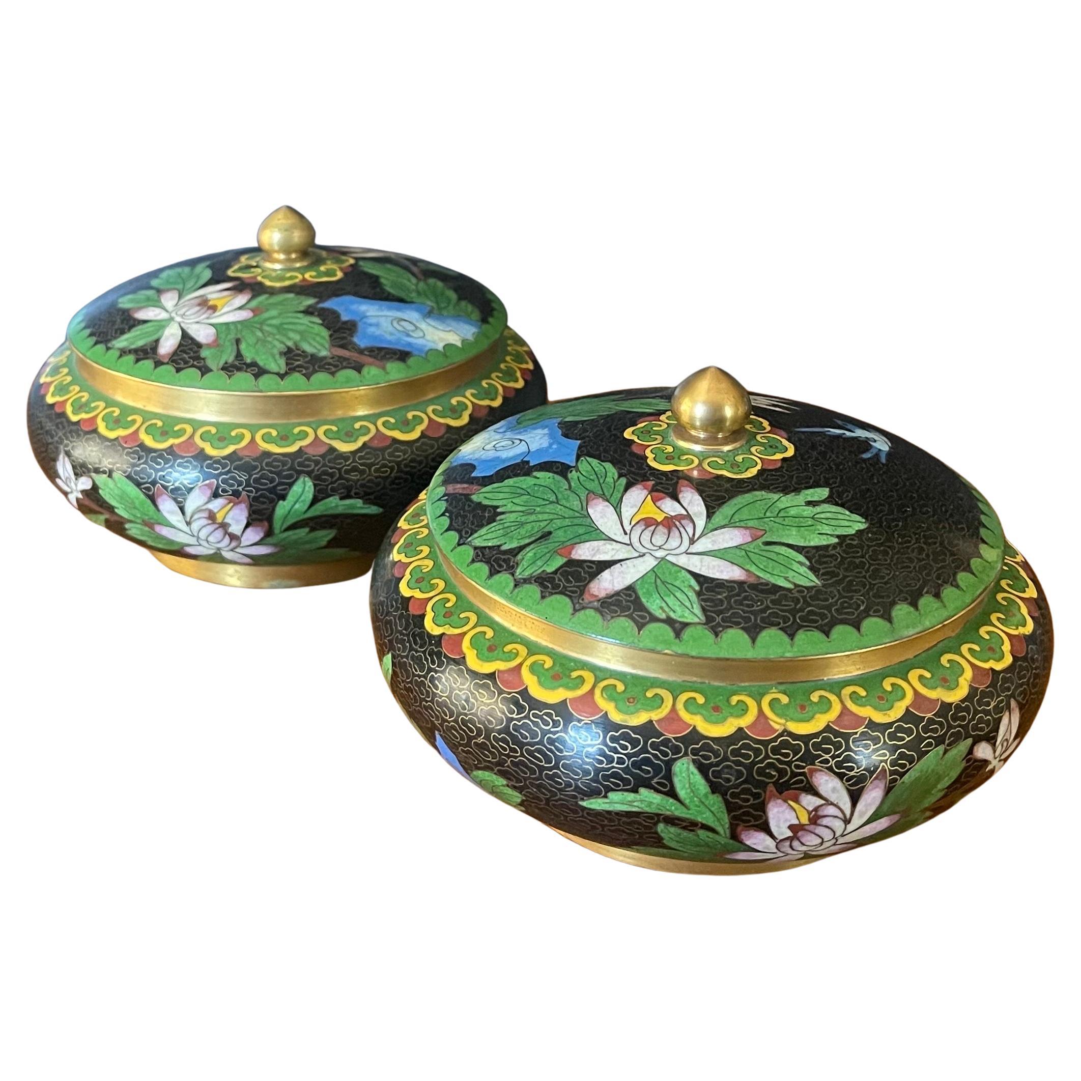 Mirrored Pair of Chinese Cloisonne Lidded Bowls with Floral Motif For Sale