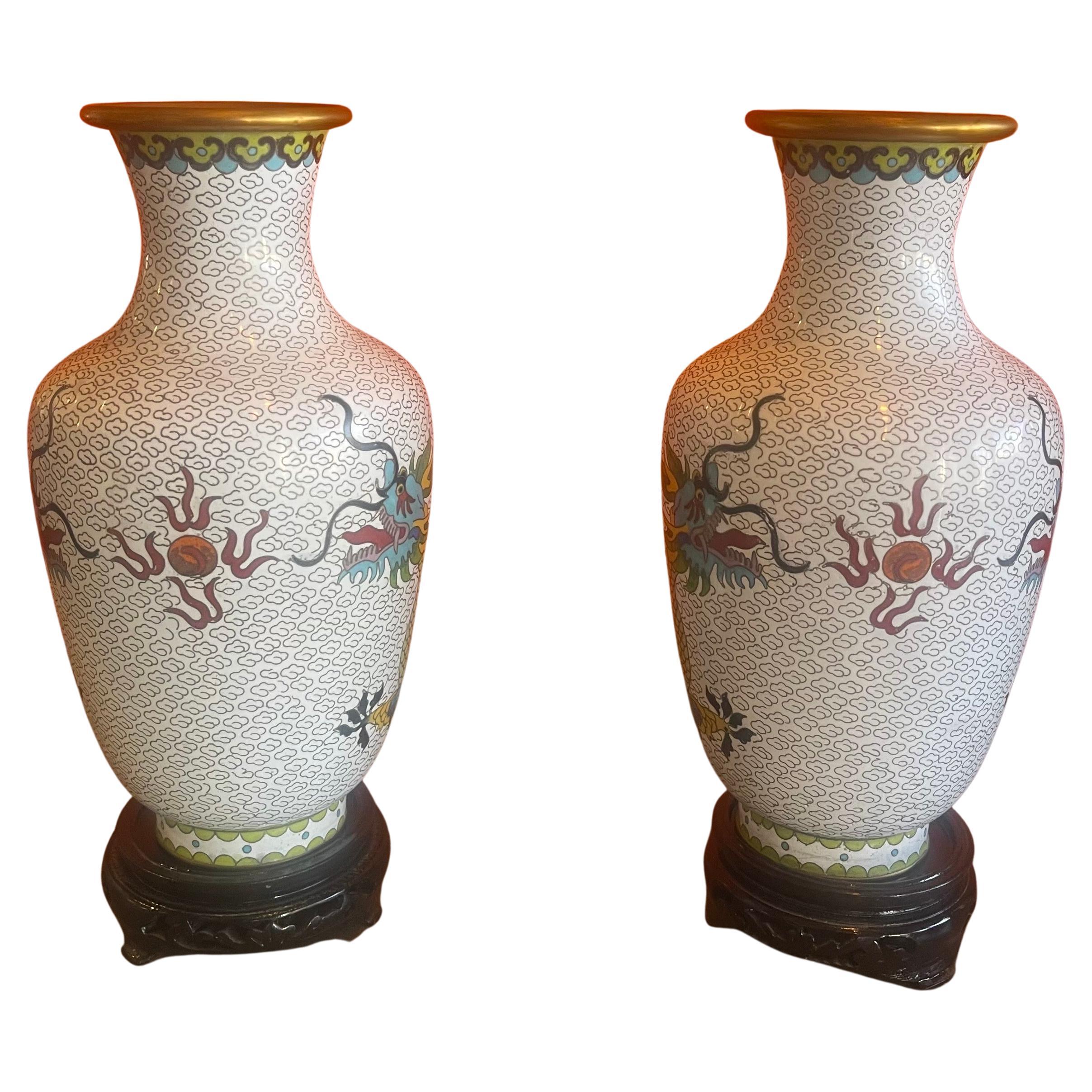 Ein schönes gespiegeltes Paar chinesischer Cloisonné-Vasen mit Drachenmotiv, ca. 1960er Jahre. Die Vasen sind in sehr gutem Zustand ohne Dellen oder Beulen und messen 5,25 