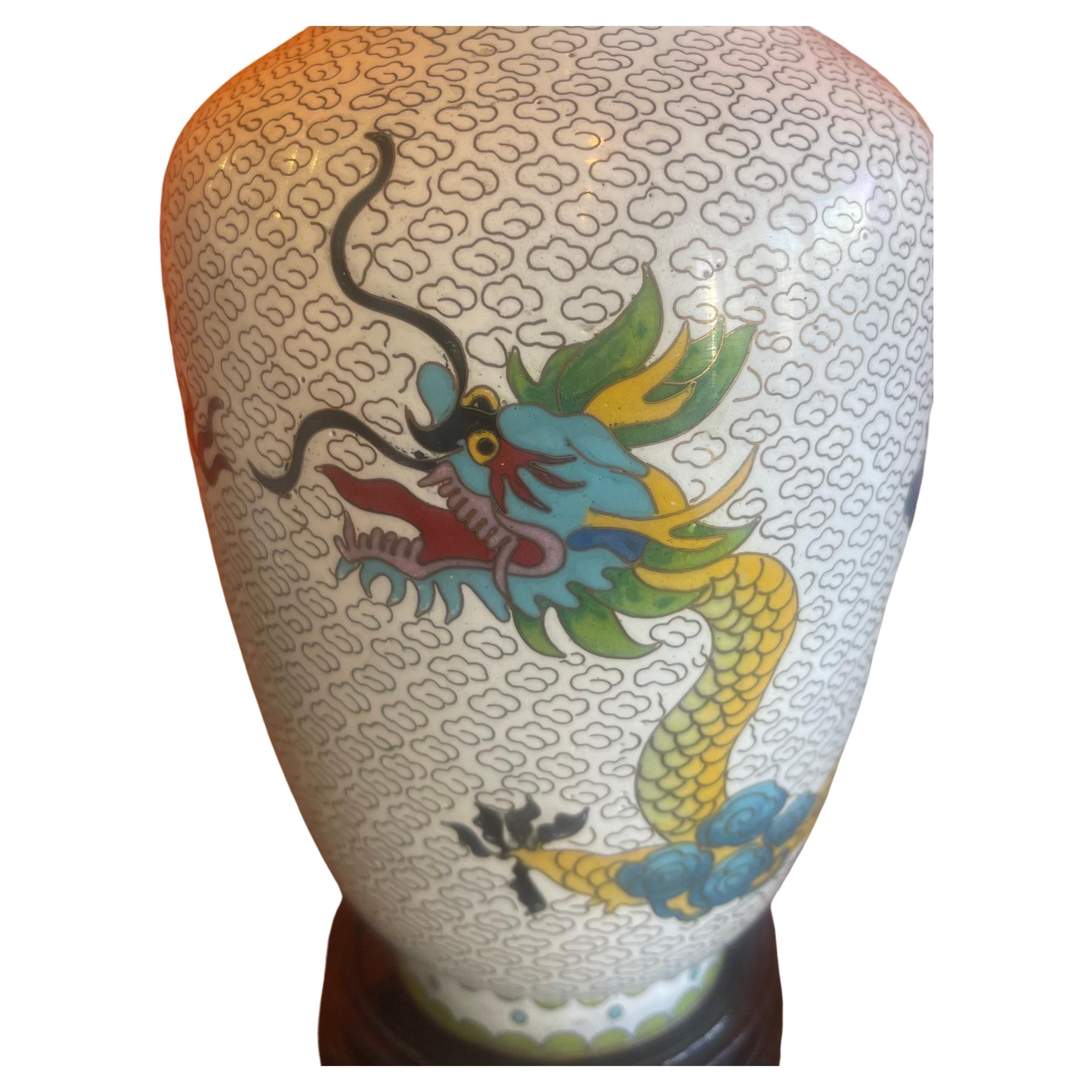 Chinois Paire de vases chinois en cloisonné en miroir à motif de dragon en vente