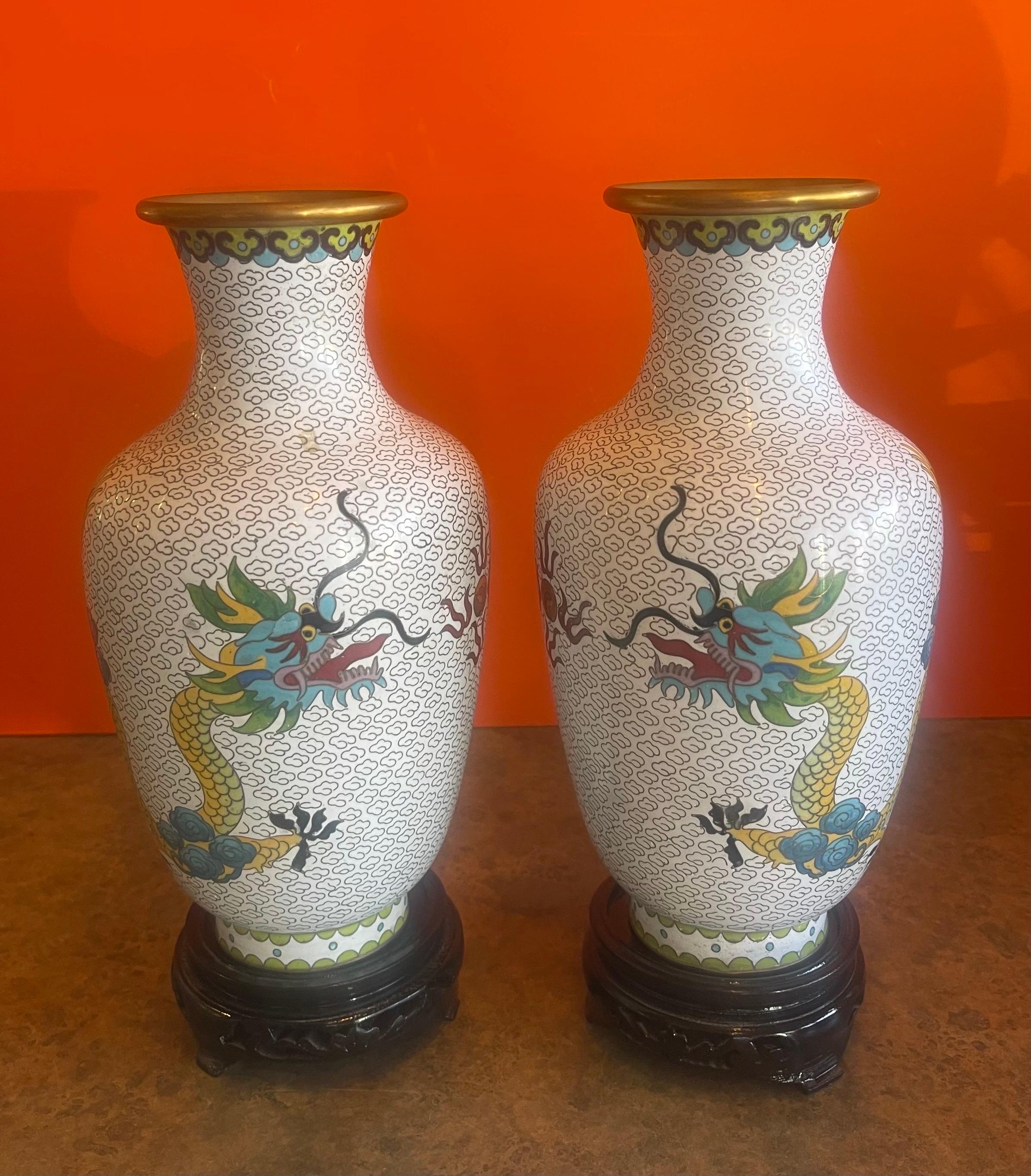 Verspiegeltes Paar chinesischer Cloisonné-Vasen mit Drachenmotiv (20. Jahrhundert) im Angebot