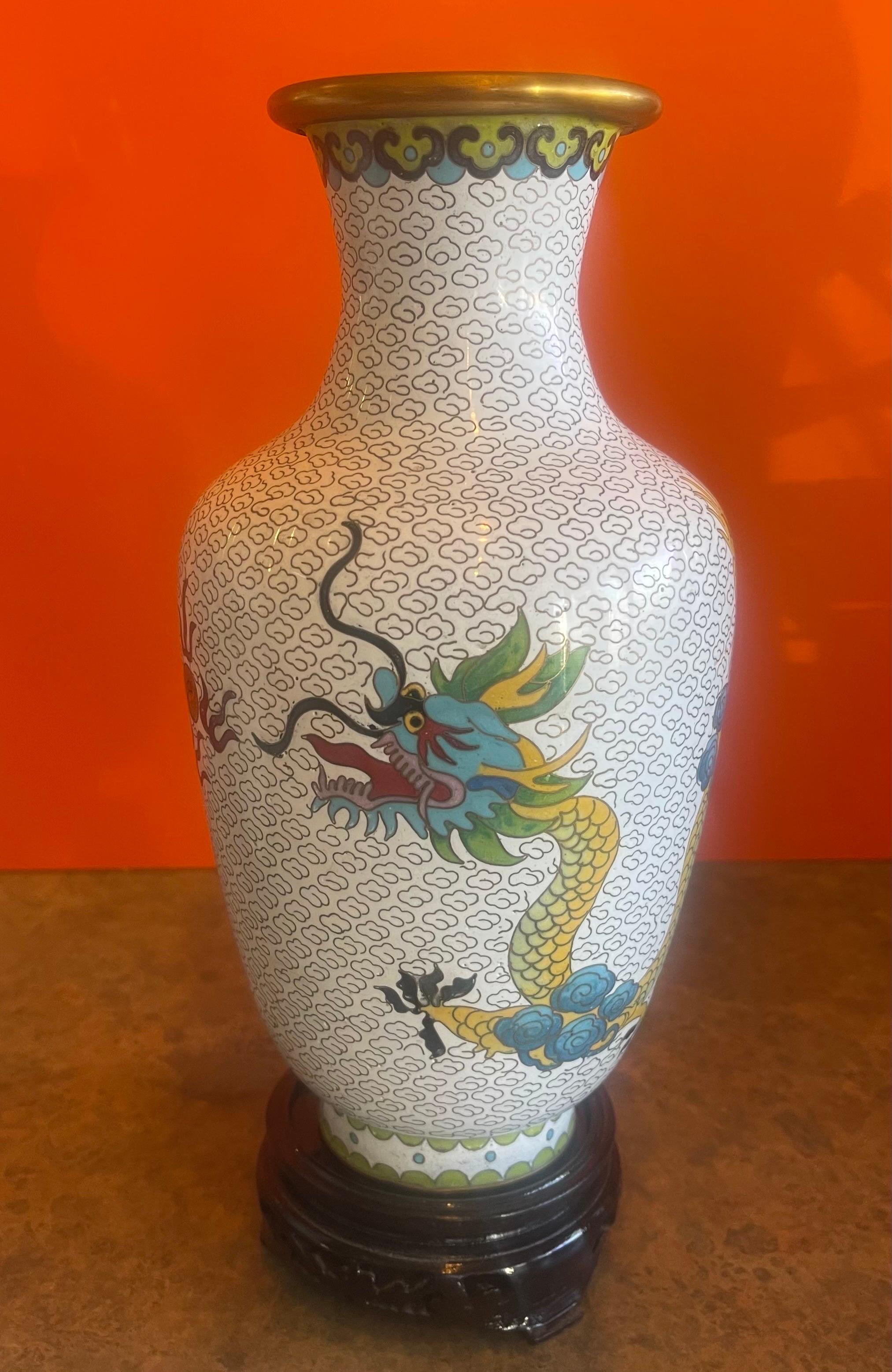 Verspiegeltes Paar chinesischer Cloisonné-Vasen mit Drachenmotiv (Messing) im Angebot