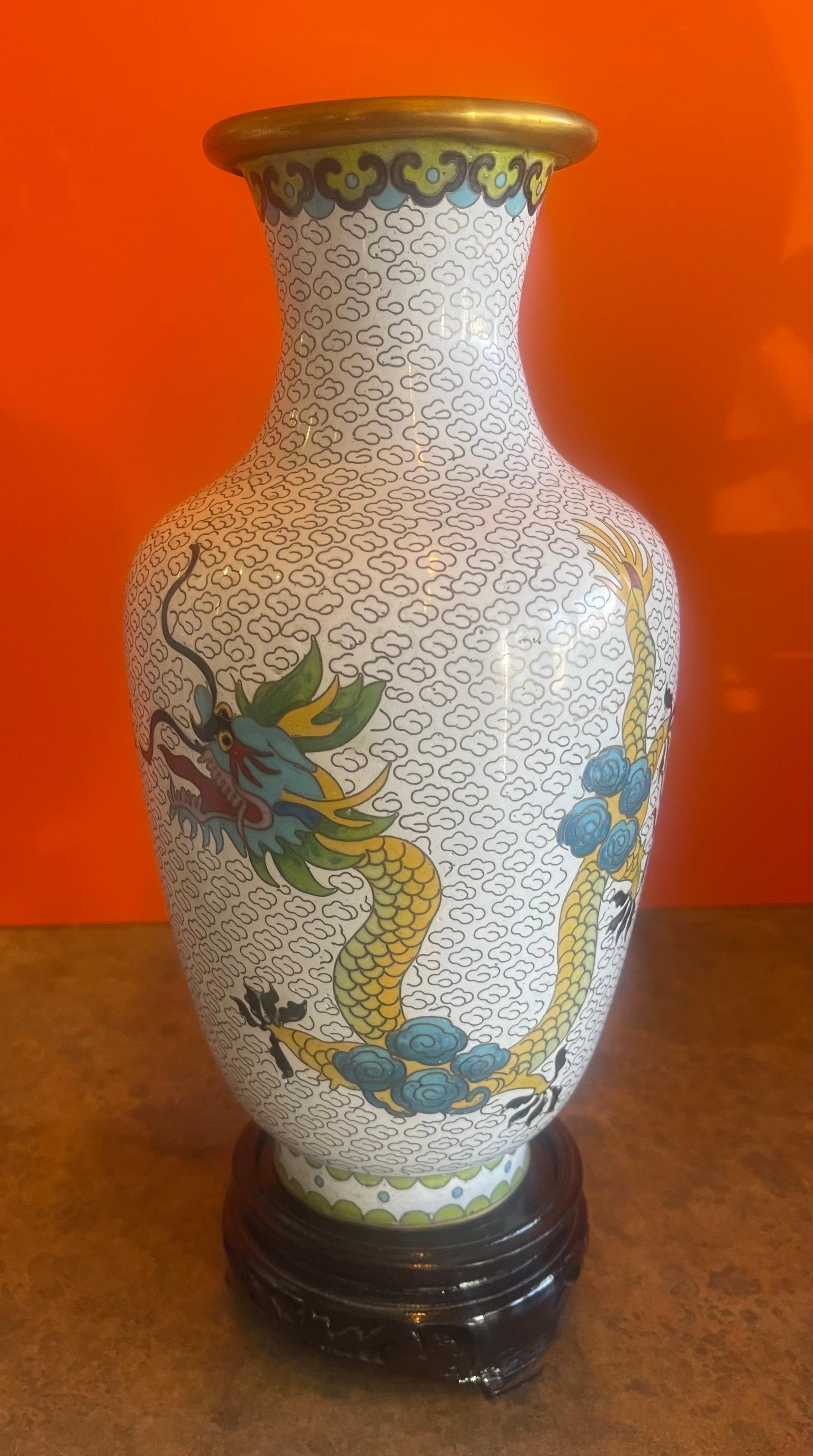 XX secolo Coppia di vasi cinesi di cloisonne a specchio con motivo a drago in vendita