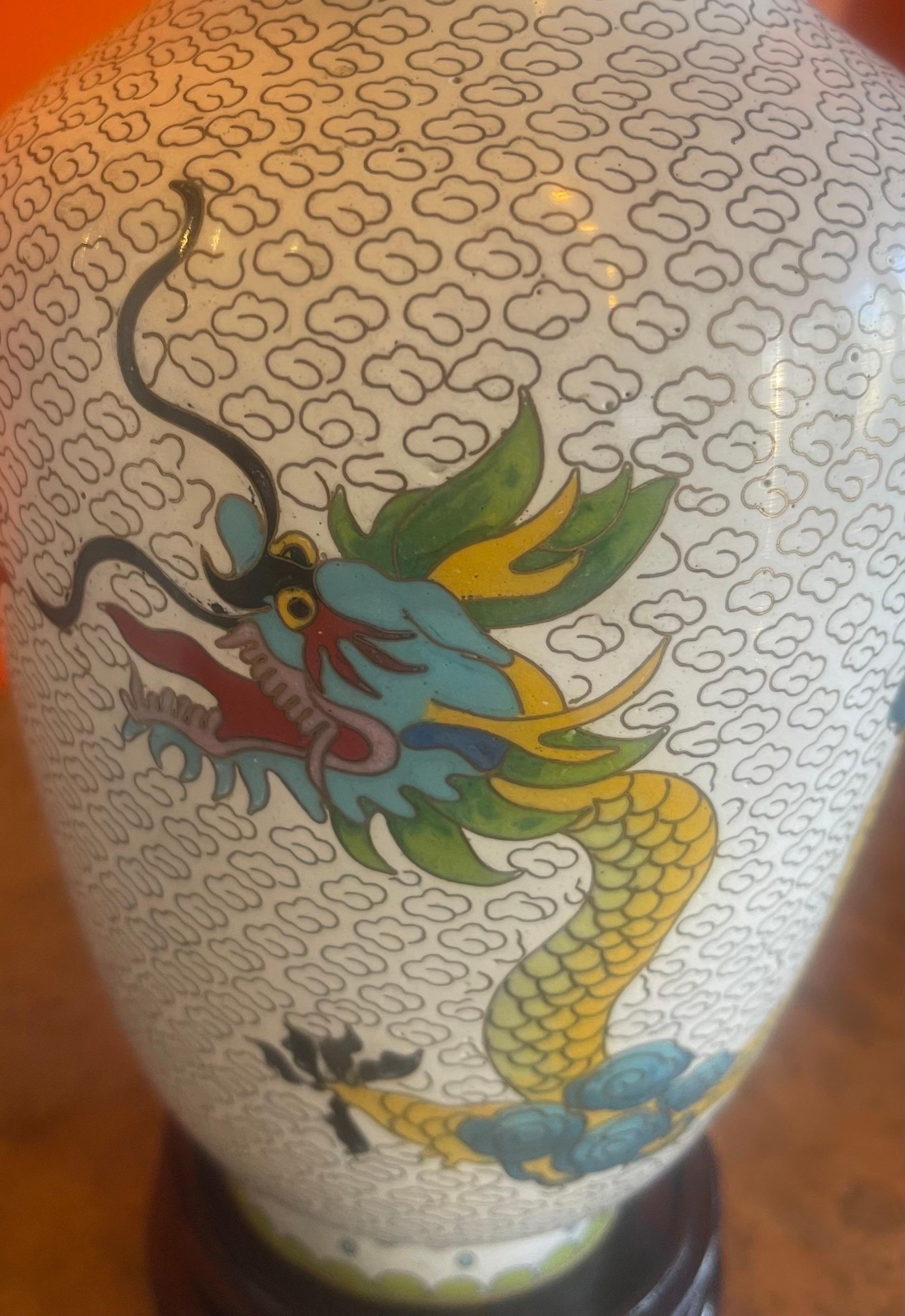 Paire de vases chinois en cloisonné en miroir à motif de dragon en vente 2