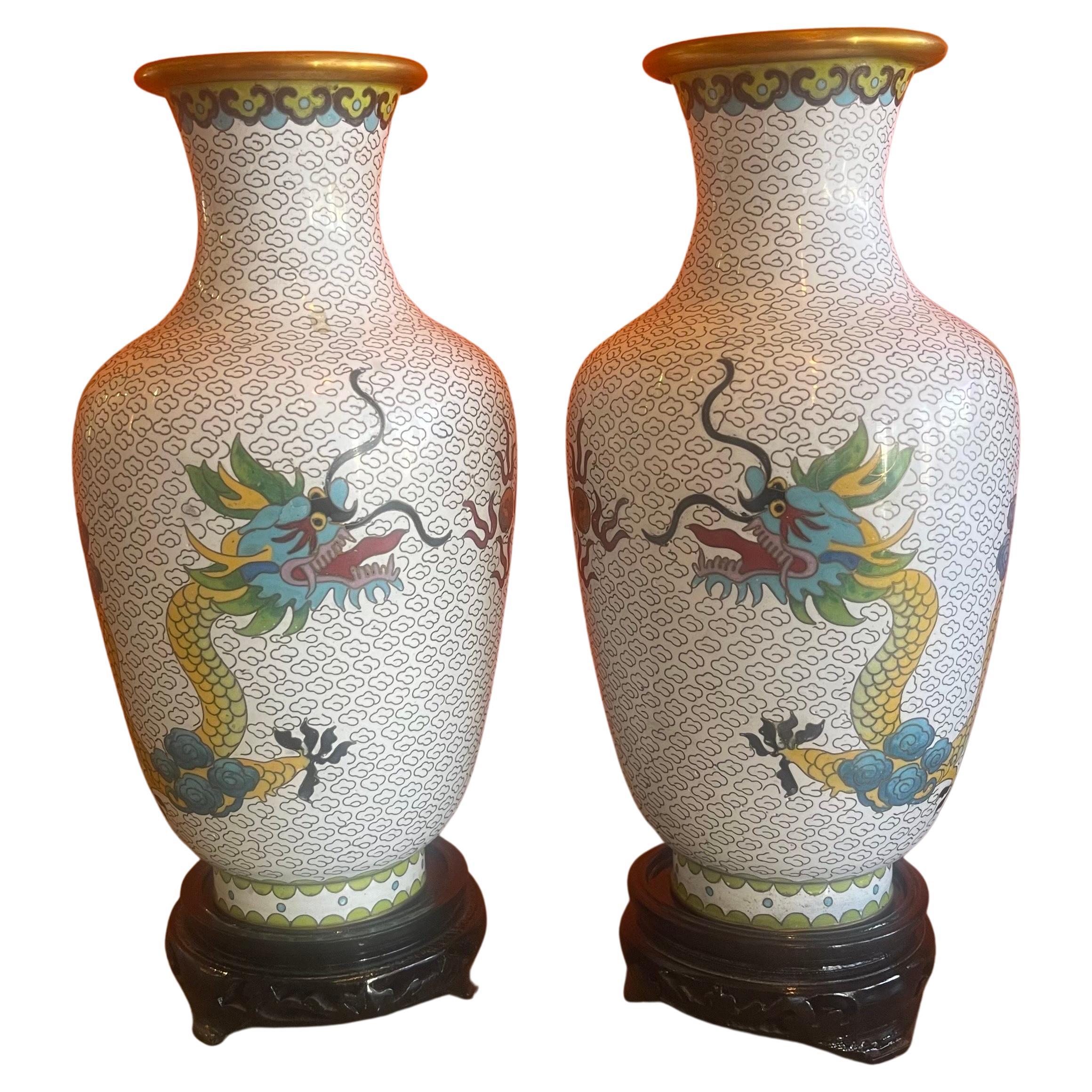 Verspiegeltes Paar chinesischer Cloisonné-Vasen mit Drachenmotiv im Angebot