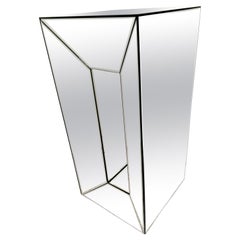 Piédestal en miroir avec découpe