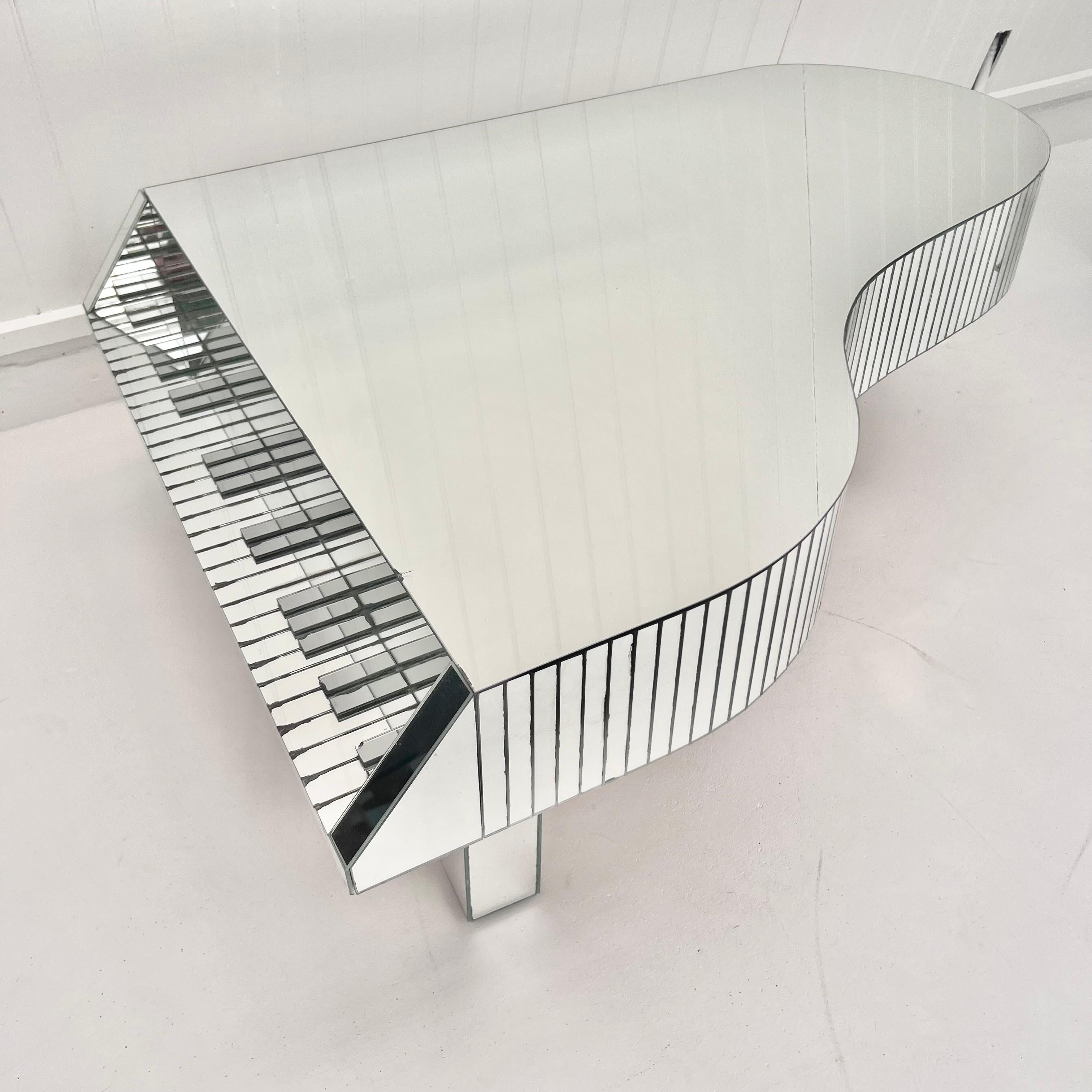 Mid-Century Modern Table basse de piano en miroir, circa 1970's en vente