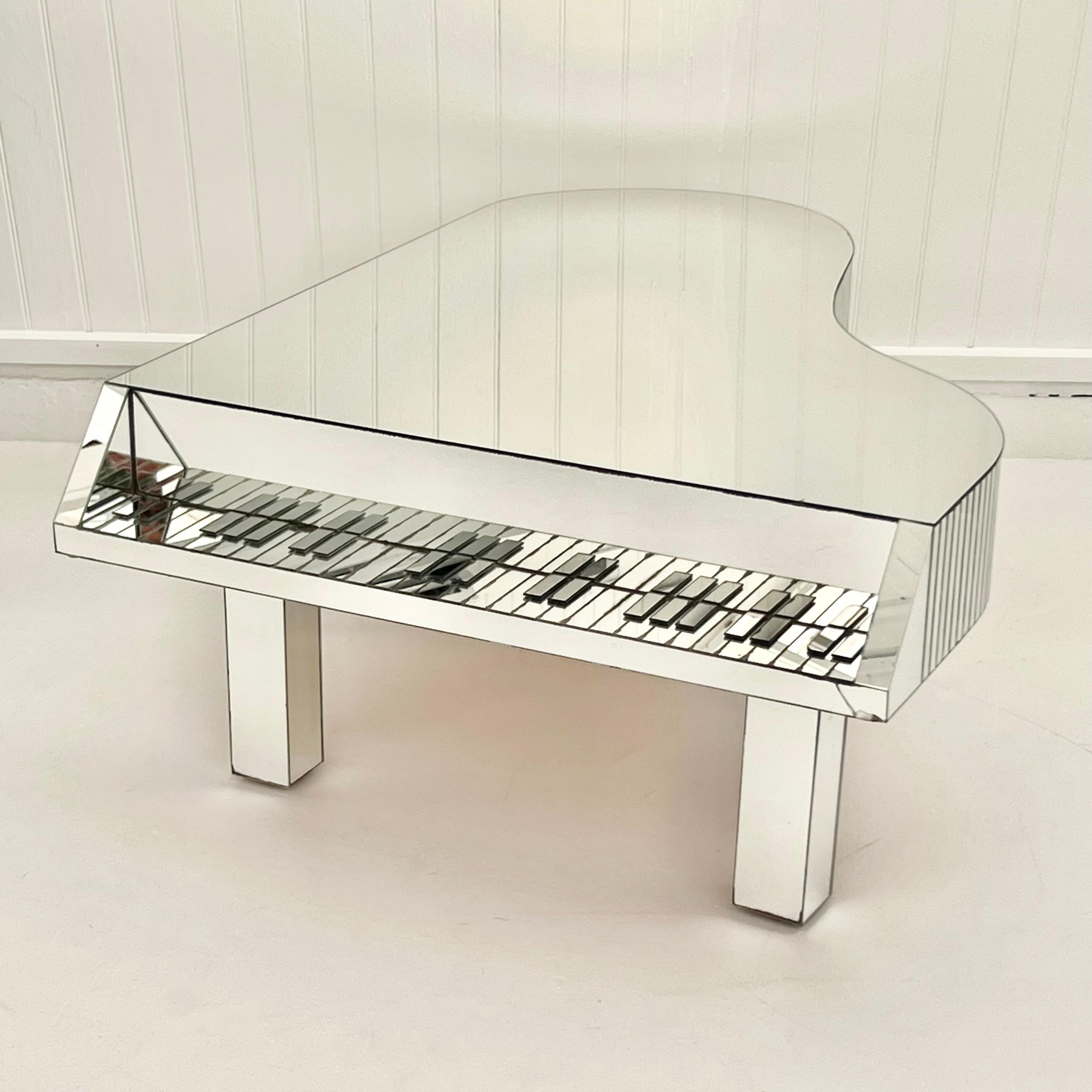 Fin du 20e siècle Table basse de piano en miroir, circa 1970's en vente
