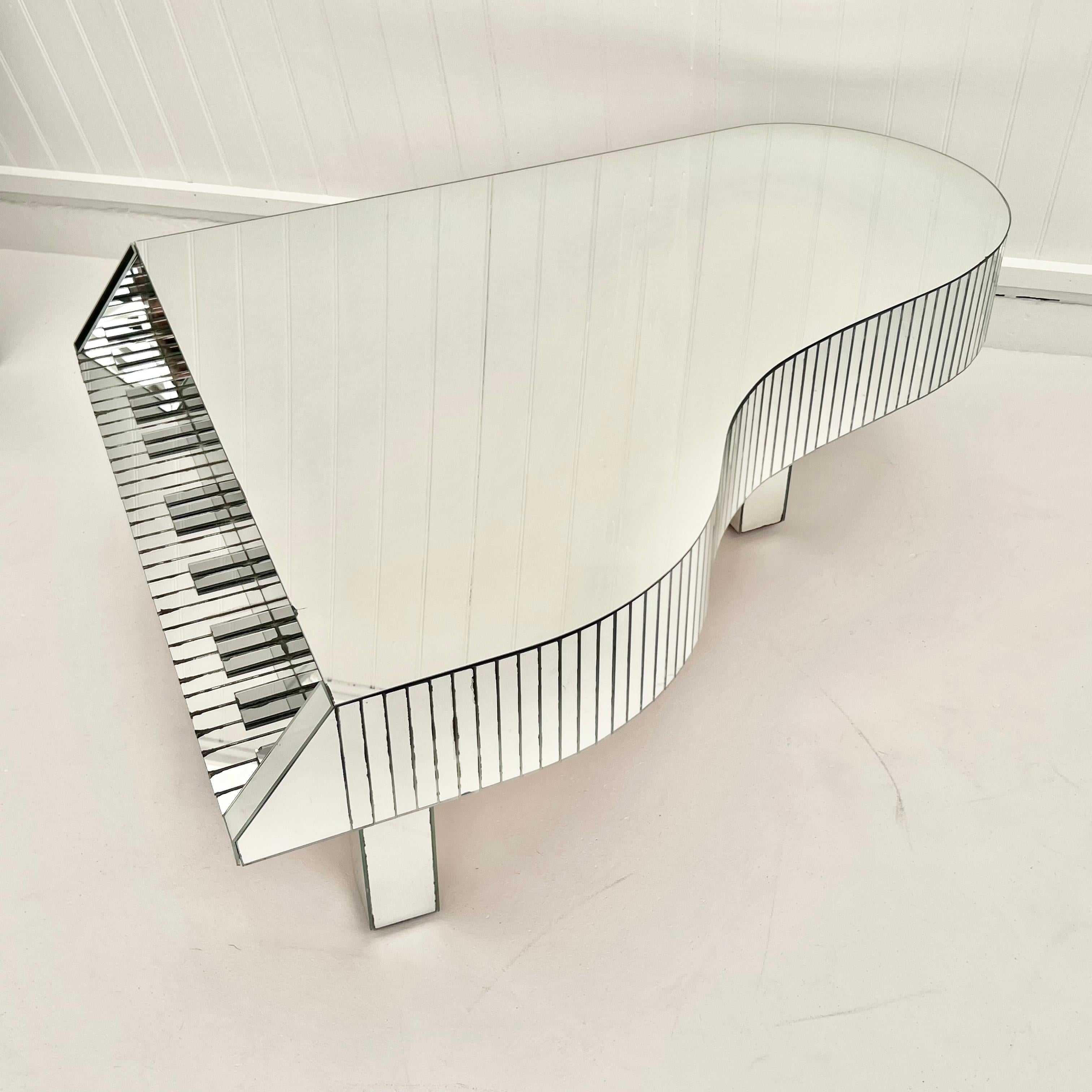Table basse de piano en miroir, circa 1970's en vente 2