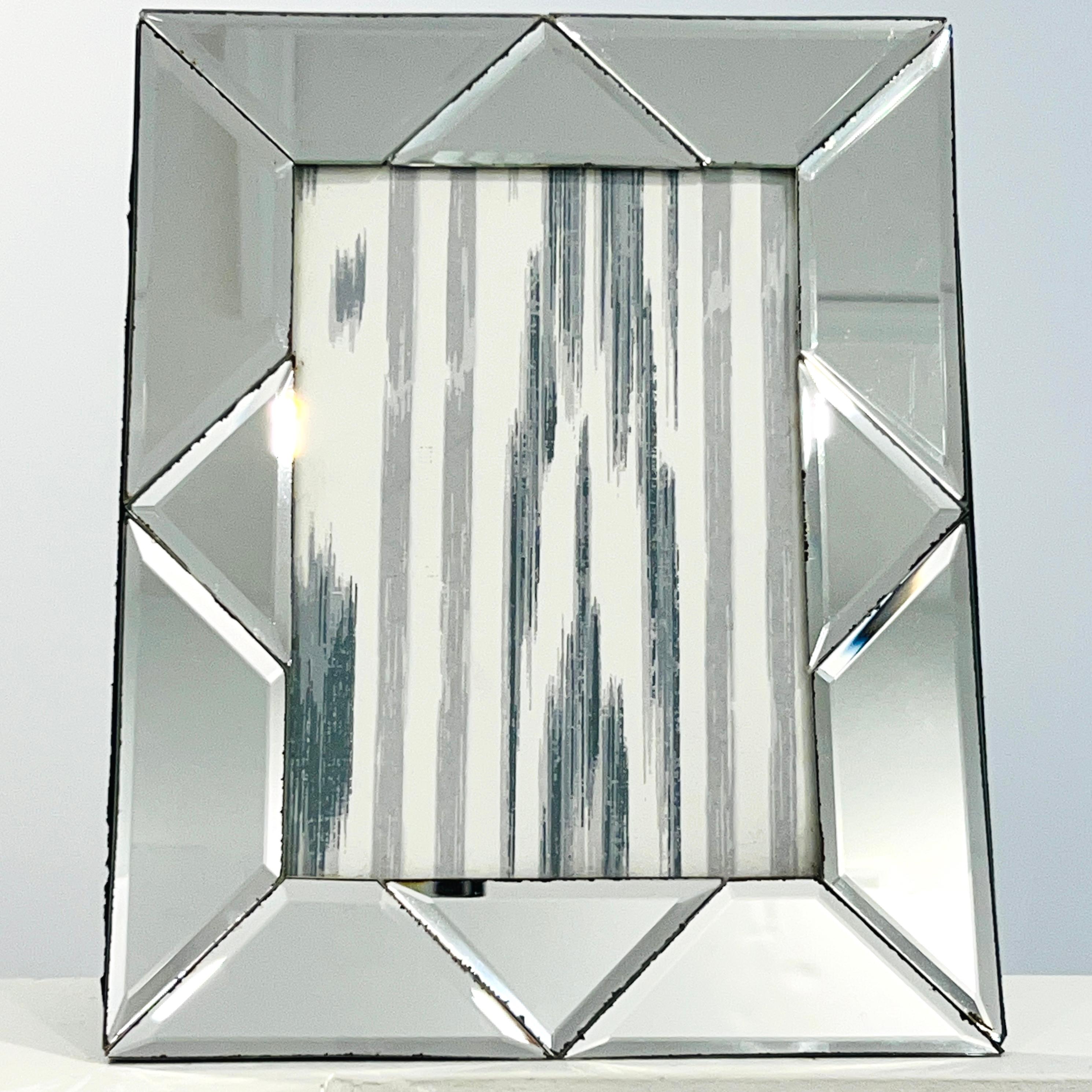 Fin du 20e siècle Cadre photo géométrique en miroir avec verre facetté, Italie, vers 1980 en vente