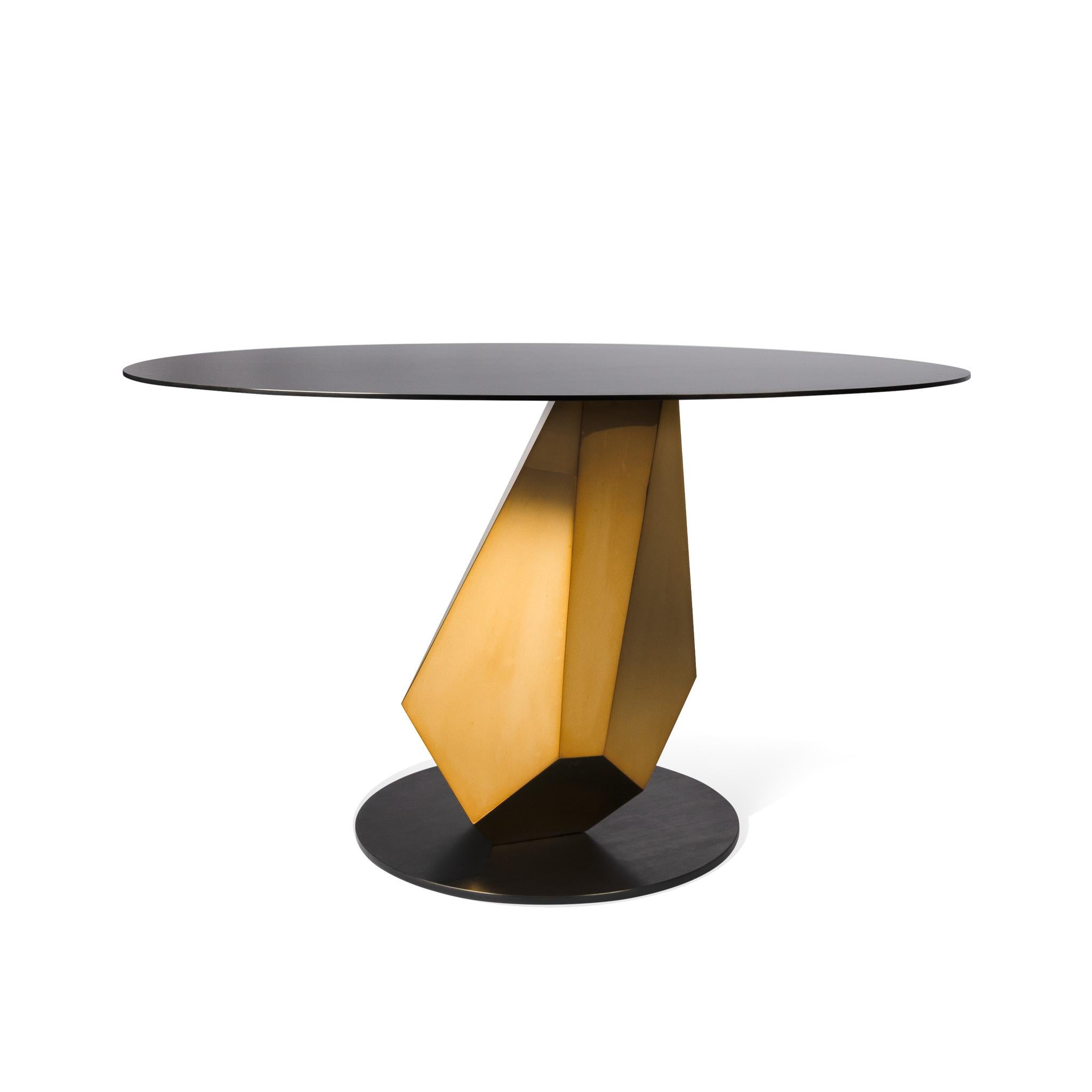 Derzeit 1 auf Lager, versandfertig in 2-3 Tagen 

Der Tisch Madison ist ein opulentes Möbelstück, das die Verbindung von Funktionalität und Skulptur veranschaulicht. Der Sockel erforscht das Gleichgewicht und die natürlichen geometrischen Formen,