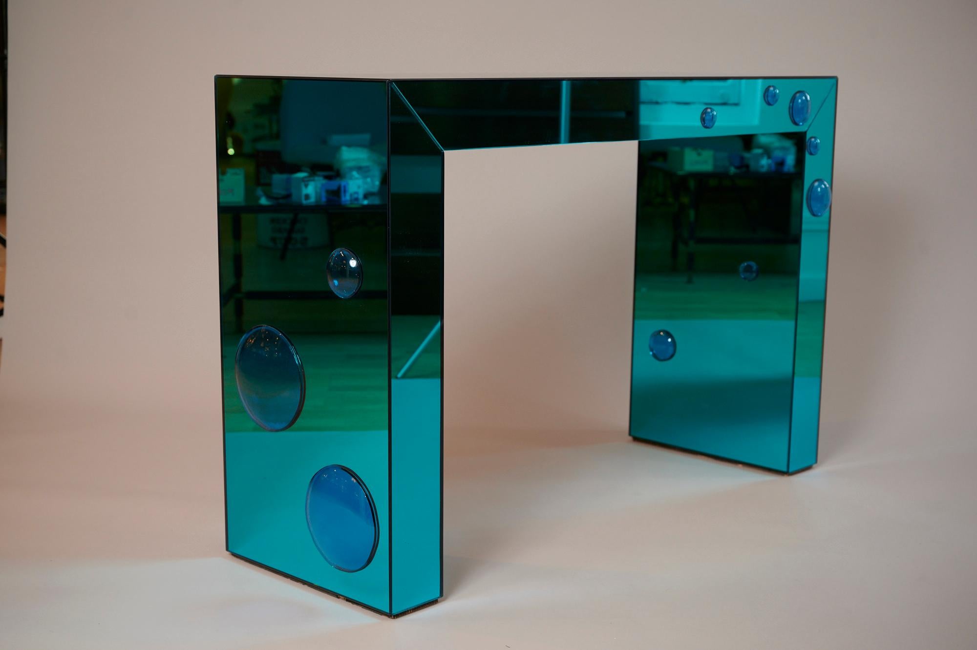 Verre d'art Table console « Seagreen » en miroir avec taches de bulles en verre bleu en vente