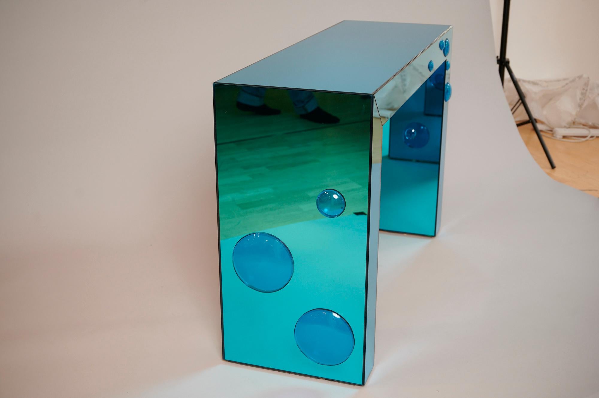 Table console « Seagreen » en miroir avec taches de bulles en verre bleu en vente 2