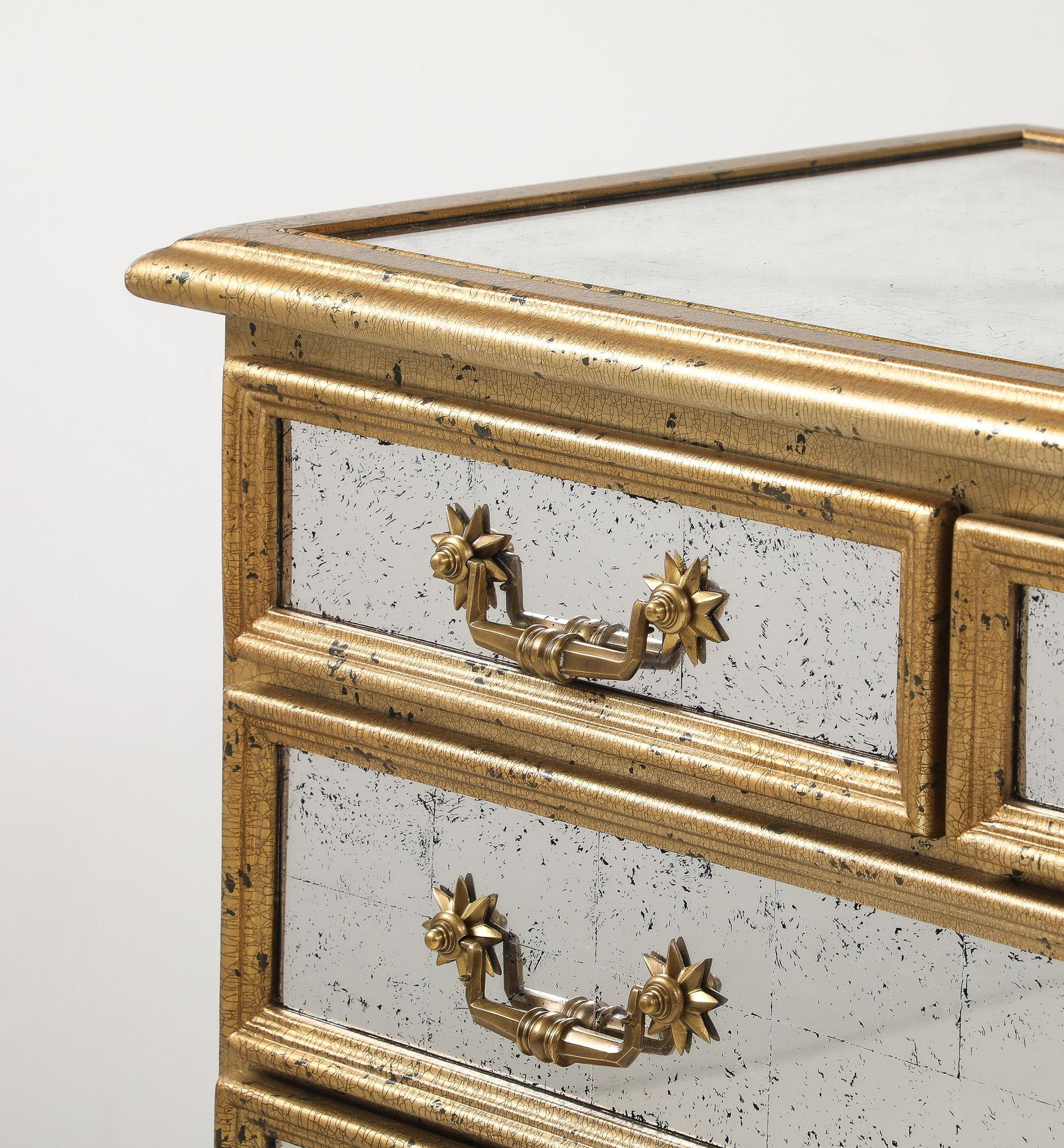 Pour les collectionneurs avertis et les décorateurs d'intérieur à la recherche d'une pièce unique pour ajouter une touche de glamour ancien et d'élégance fonctionnelle à une chambre à coucher, un salon ou une entrée. Cette commode 