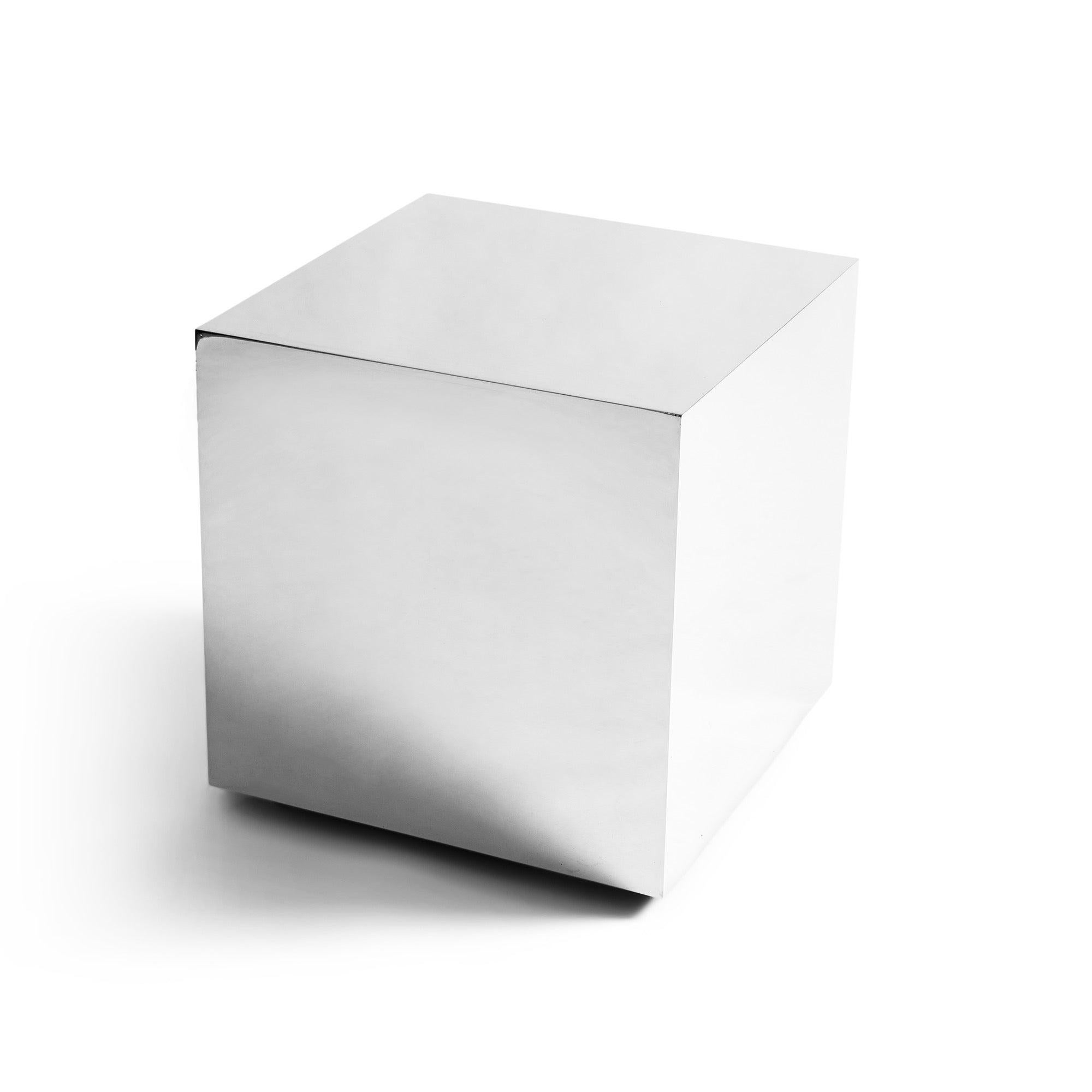 Table d'appoint minimaliste en acier miroir entourant un cadre en bois, monté sur roulettes.