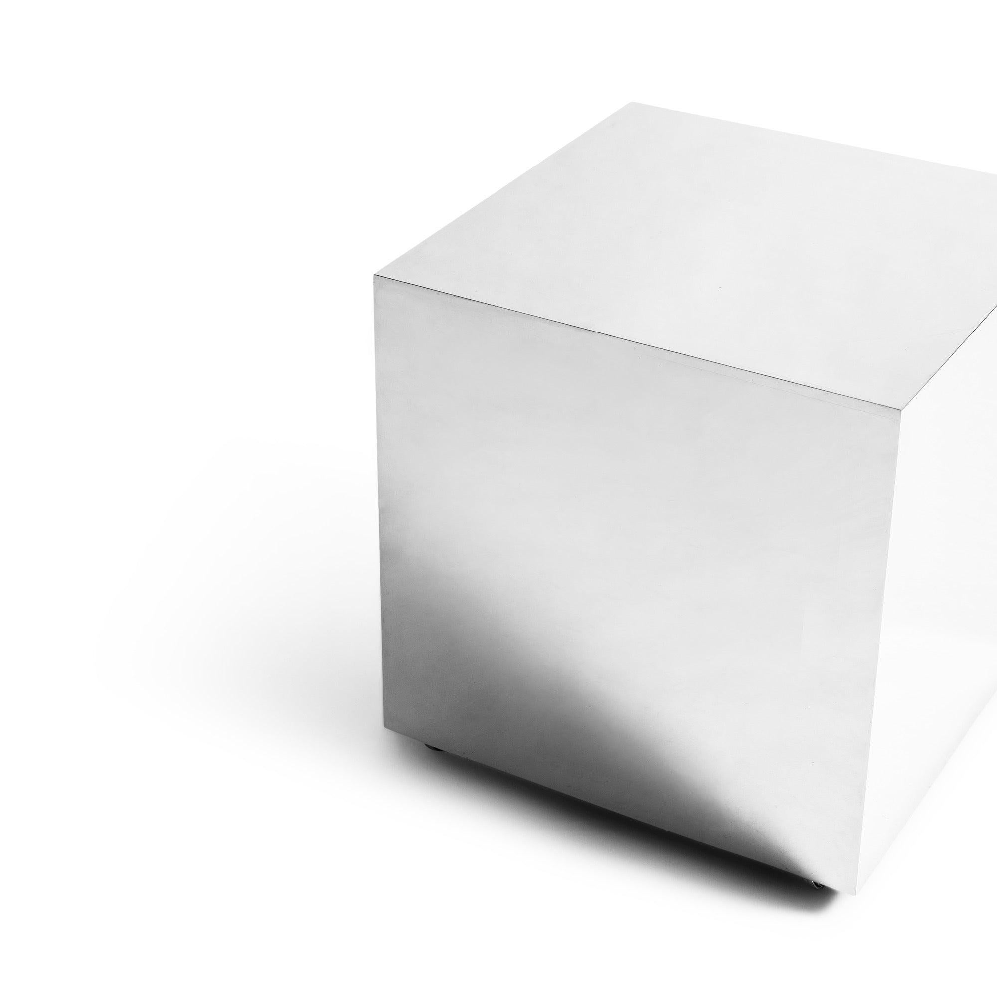 Table d'extrémité en acier miroité Excellent état - En vente à Sagaponack, NY