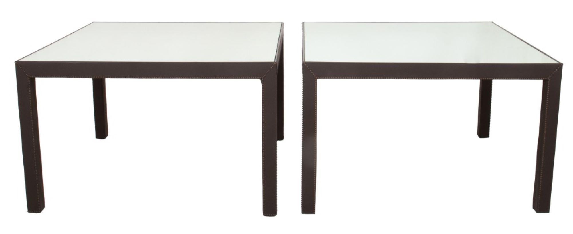 Paire de tables de salle à manger ou de cocktails carrées à plateau en miroir, chacune au-dessus d'un cadre en cuir riveté et reposant sur quatre pieds. 30.5