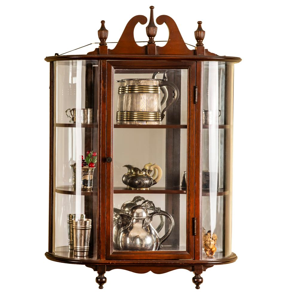 Schönes Mahagoni  glasgetäfelte Wandvitrine für Kunstgegenstände oder Silberwaren. Die perfekte Größe, um Wertsachen maximal zur Geltung zu bringen. Die 6 Zoll tiefe Vitrine ist rechteckig mit abgerundeten Glasecken, die zentrale Glastür öffnet sich