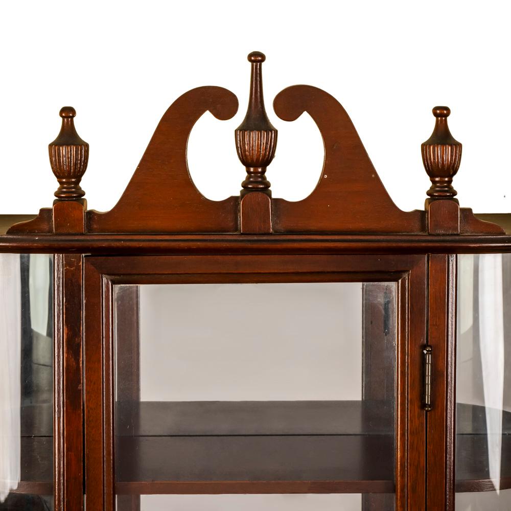 Verspiegelte hängende Wandvitrine aus Holz mit geschwungenem Glas, 20. Jahrhundert (Chippendale) im Angebot
