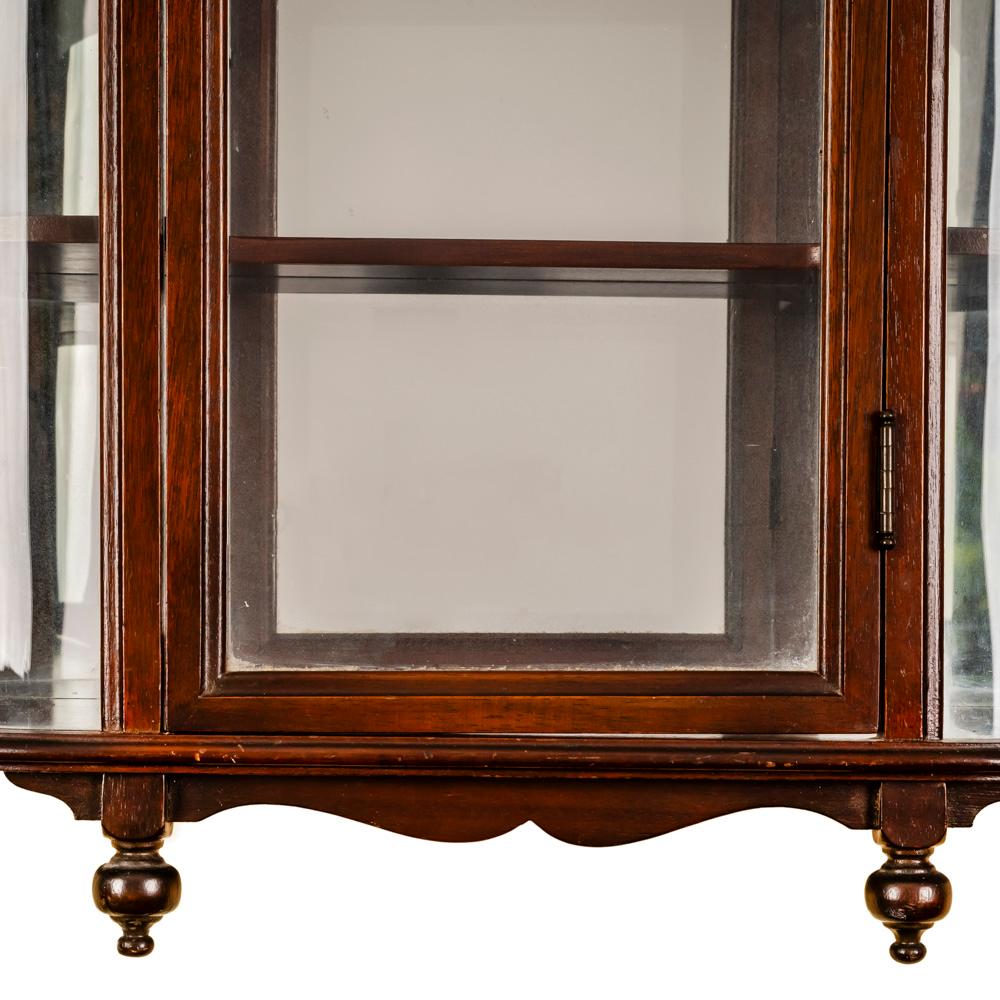 Verspiegelte hängende Wandvitrine aus Holz mit geschwungenem Glas, 20. Jahrhundert (amerikanisch) im Angebot