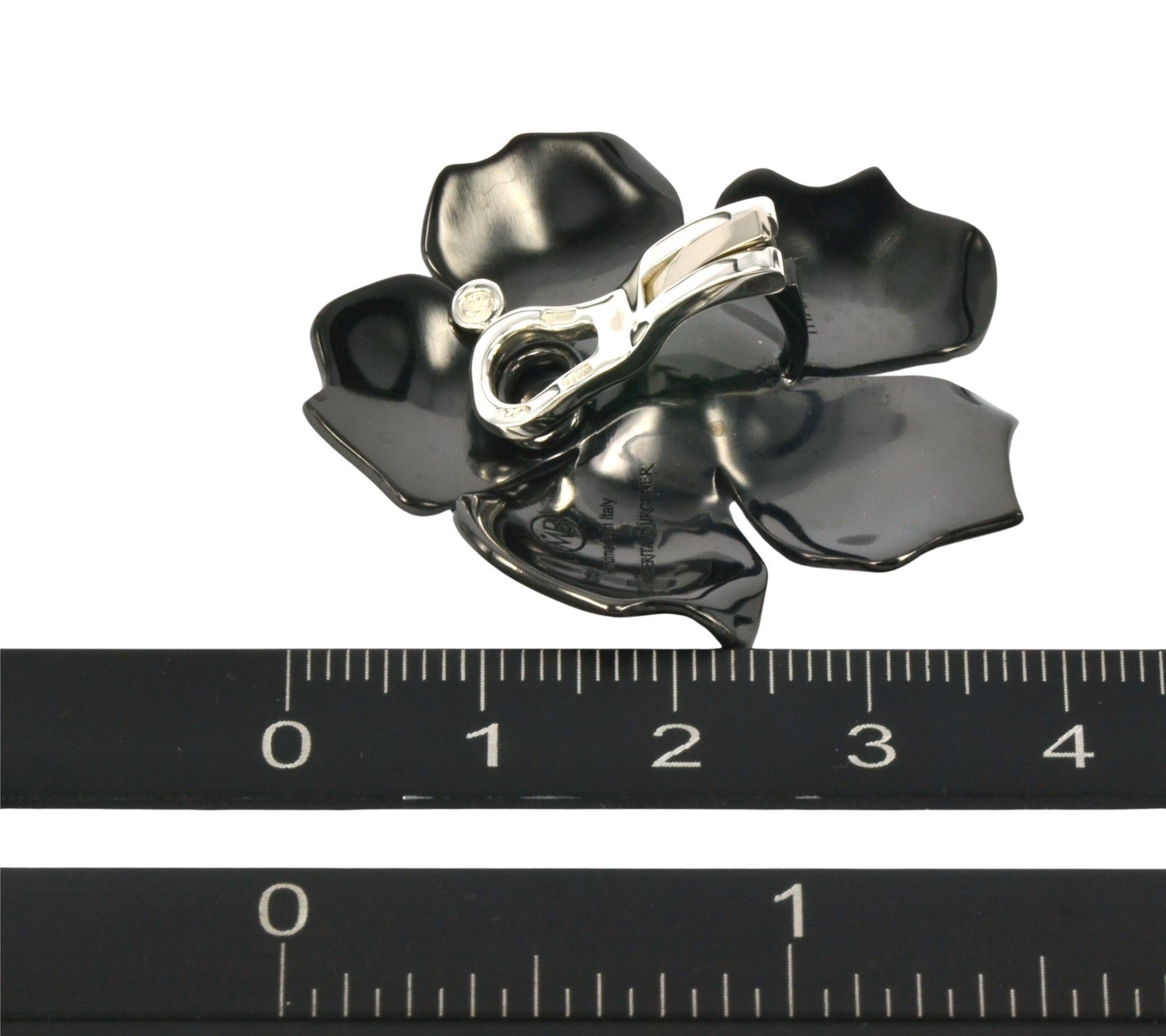 Die Sakura-Ohrringe sind sehr leicht und kühl und werden in der Werkstatt von Margherita Burgener in Italien handgefertigt, 
Die Blume ist aus sehr leichtem Titan gefertigt, während die Clips aus 925er Silber sind und ein wenig  Teil in 18kt