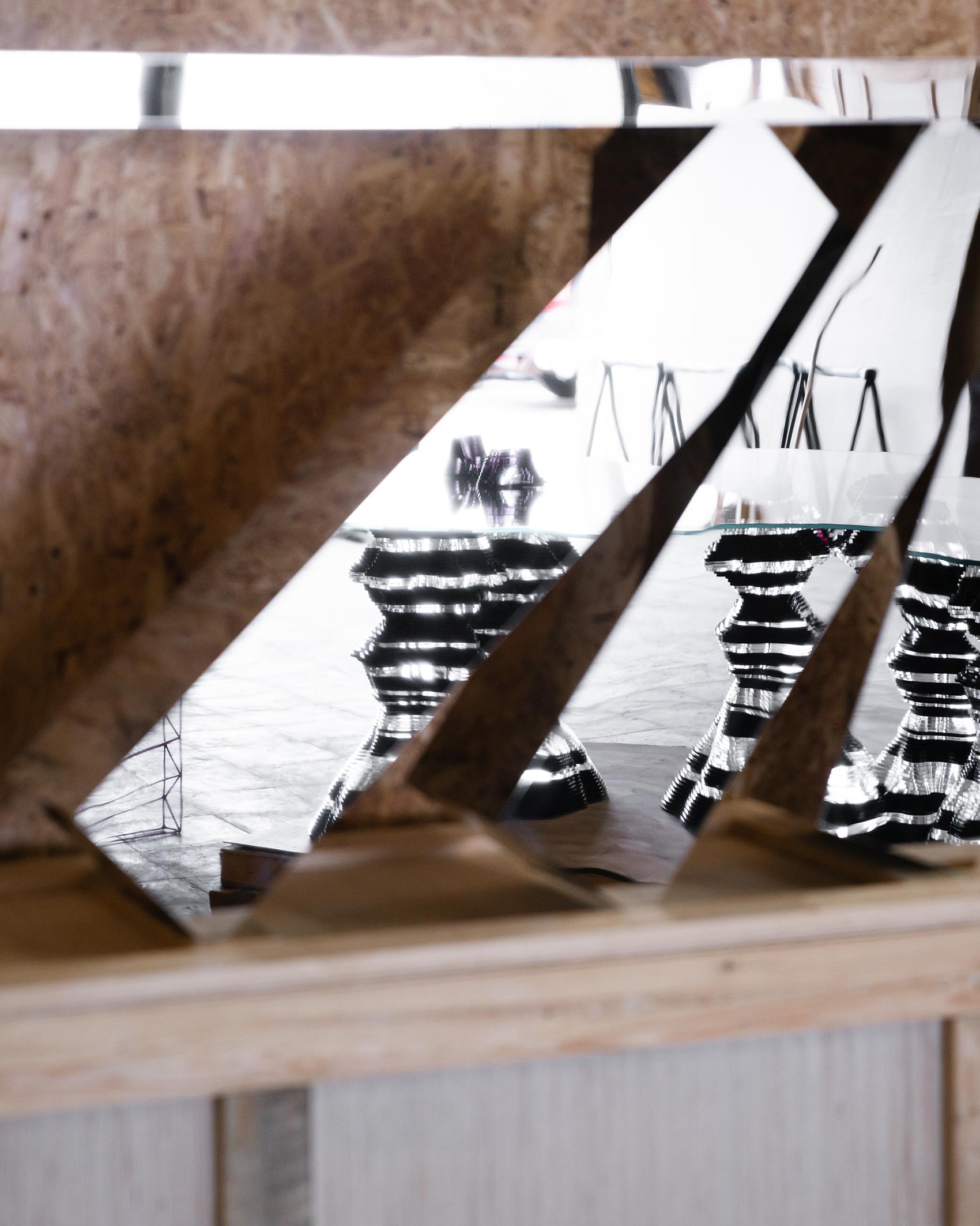 Table console de taille moyenne en acier inoxydable poli miroir Neuf - En vente à London, GB