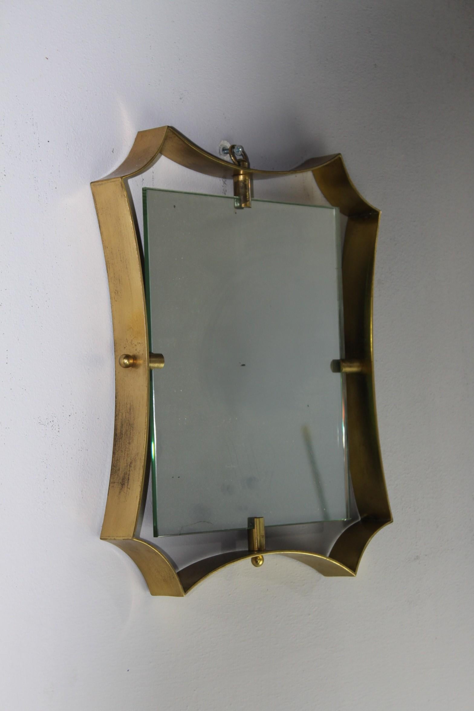 Cette étonnante paire de miroirs italiens en laiton des années 1950 présente un design unique et une patine incroyable. Ces miroirs sont une découverte incroyable, et toute personne à la recherche d'une pièce unique pour mettre en valeur son