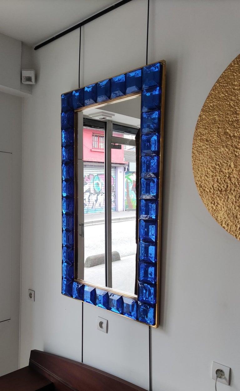 Italiano Specchio in vetro di Murano blu e ottone in vendita