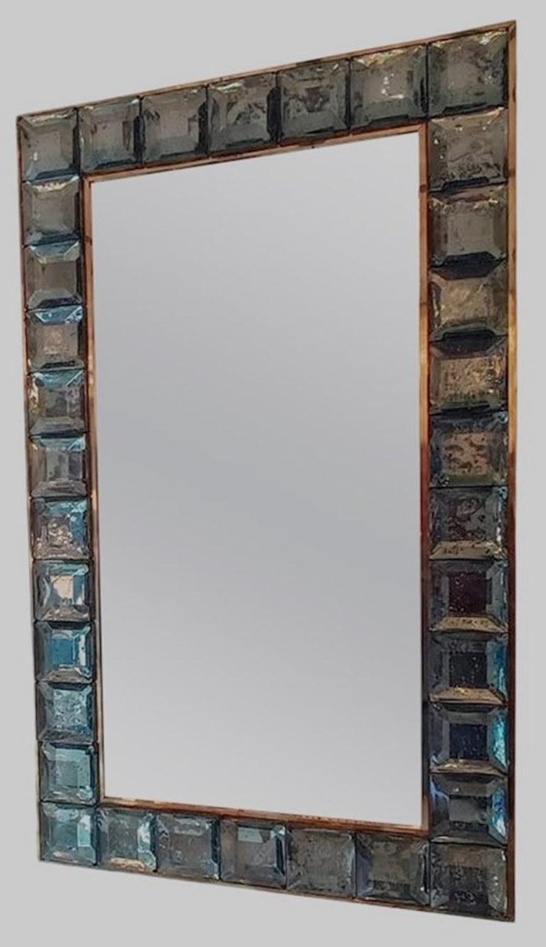 Miroir composé de 34 pyramides tronquées ( verre de Murano vert céladon) dans un cadre en laiton.
(sur panneau de bois)
Mesures : 123 cm x 73 cm
Position en hauteur ou en largeur.

