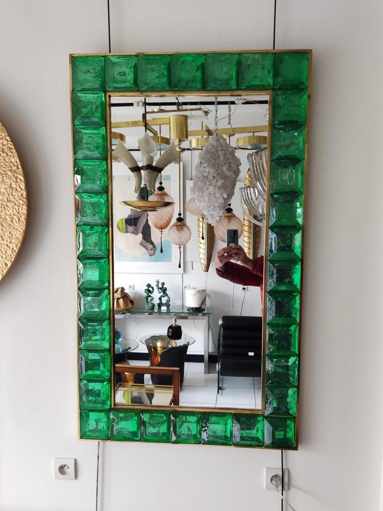 Specchio composto da 34 piramidi tronche (vetro verde di Murano) in una cornice di ottone
(su pannello di legno)
Misure: 123 cm x 73 cm
Posizione in altezza o in larghezza.