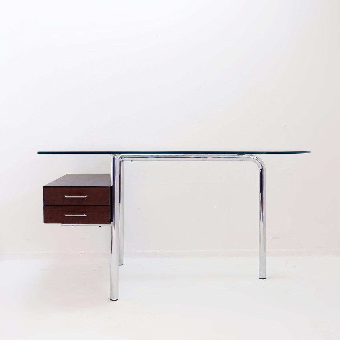 Scrivania in vetro Mirto Zocca di Tisettanta Halifax - Anni '80
Minimalista - Moderno
Scrivania Mirto con piano in vetro temperato trasparente, struttura in metallo cromato e cassettiera in legno.
Misure: 140x70cm (piano in vetro) TOT : 72cm H: 74cm
