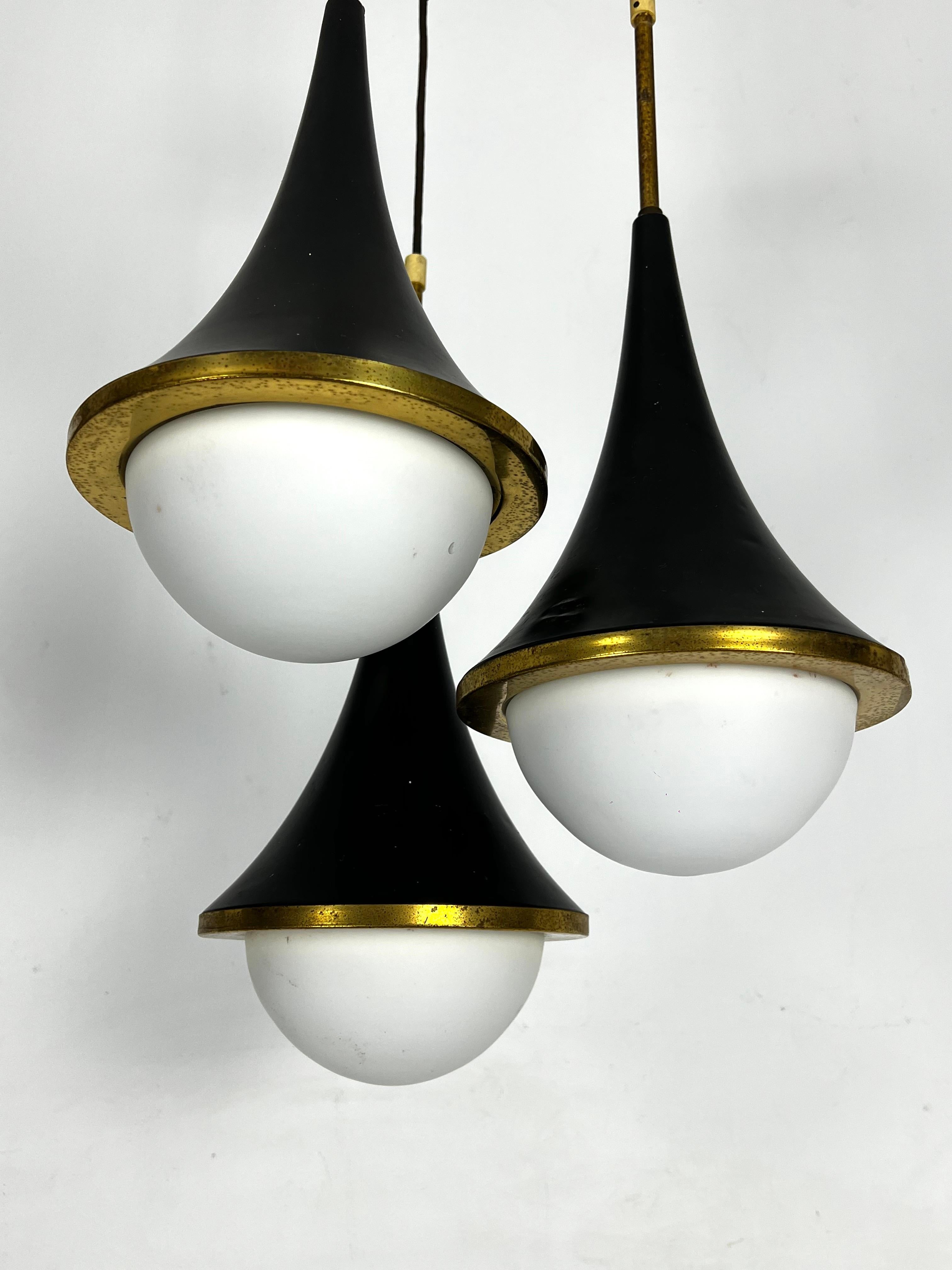 Mis-Century Stilnovo pendant with three lights. Italy 1950s In Good Condition For Sale In Catania, CT