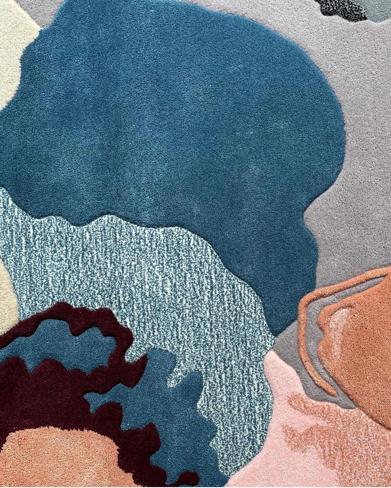 Moderno Tappeto personalizzato 'Mis-Shapes' con combinazione di arancione, borgogna, rosa e blu tosca in vendita