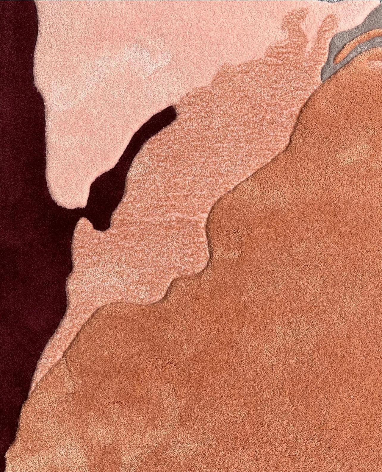 Indonésien Tapis personnalisé « Mis-Shapes » en combinaison d'orange, de bourgogne, de rose et de bleu Tosca en vente