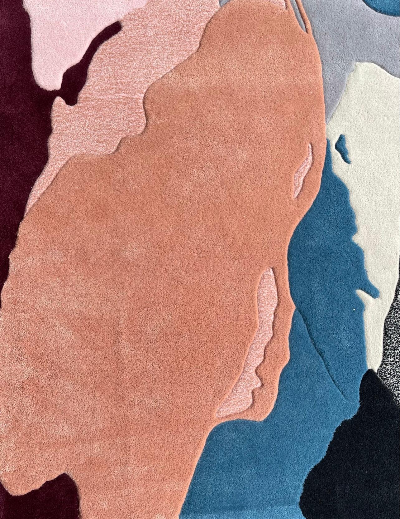Intagliato a mano Tappeto personalizzato 'Mis-Shapes' con combinazione di arancione, borgogna, rosa e blu tosca in vendita