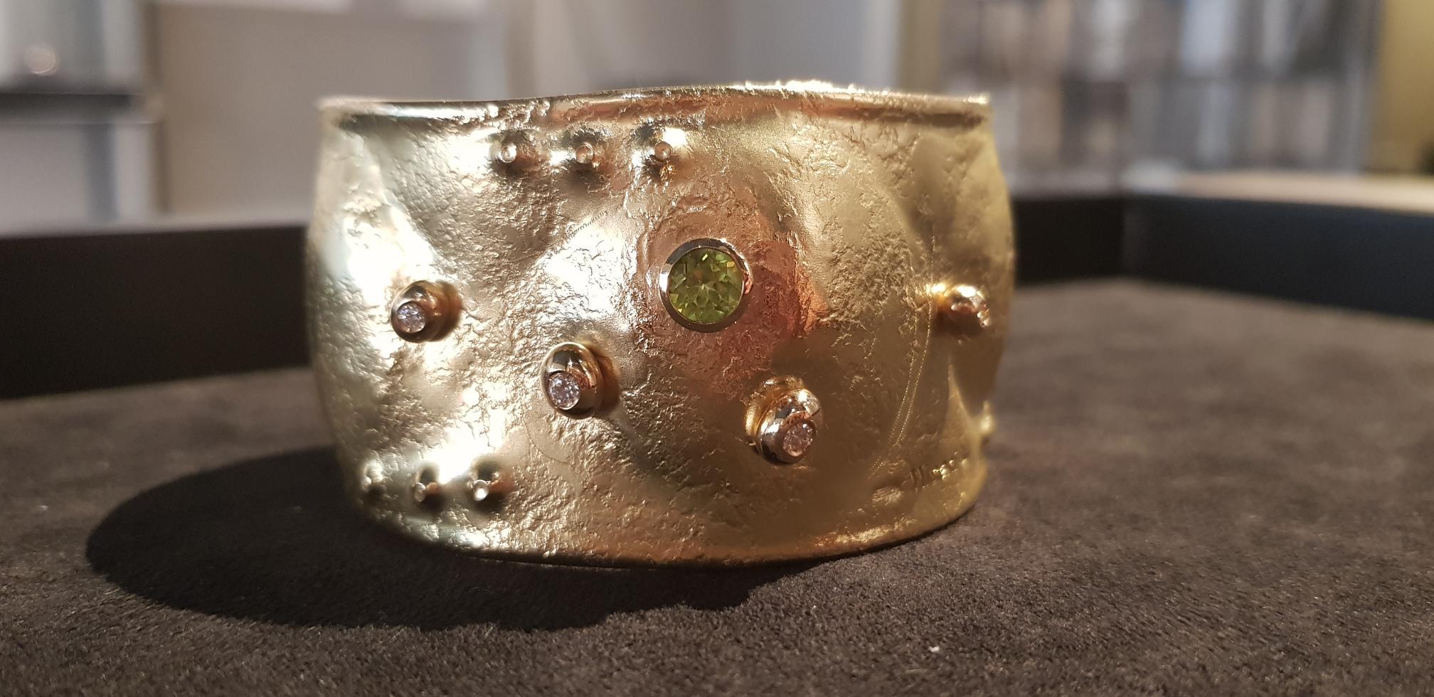 Misani Bangle bracelet 18 carat yellow gold with peridot and small diamonds In New Condition For Sale In Milan, IT